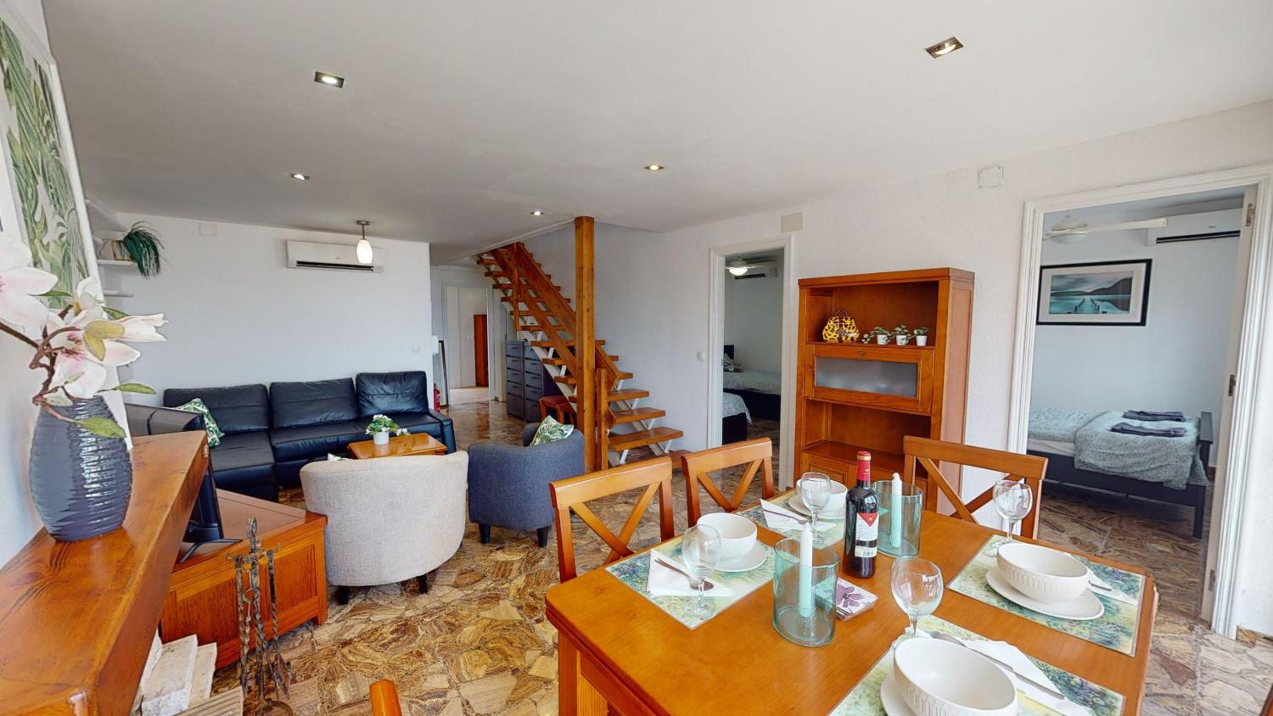 Five-Bedroom House photo 2