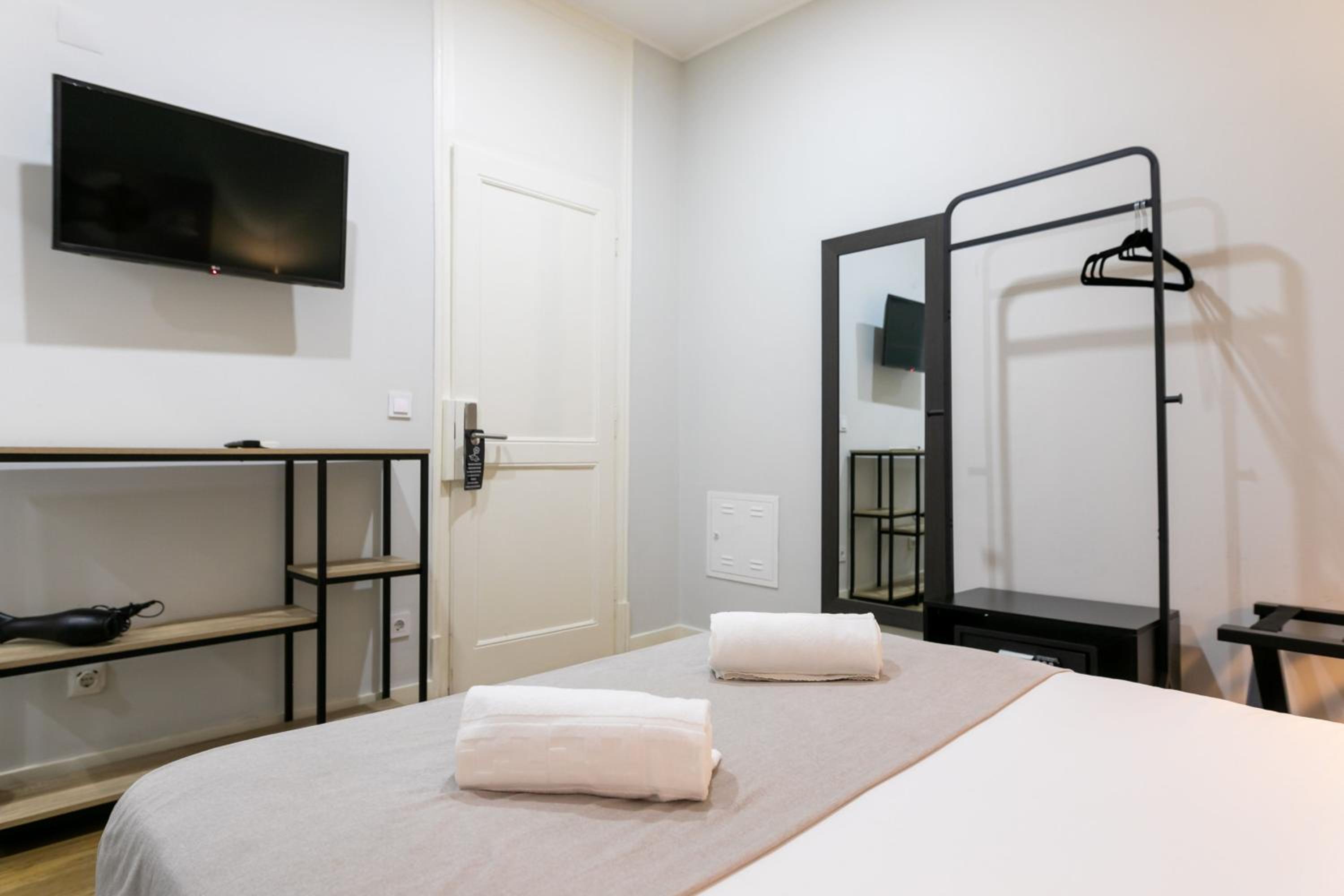 Standard Double Room - Photo 7