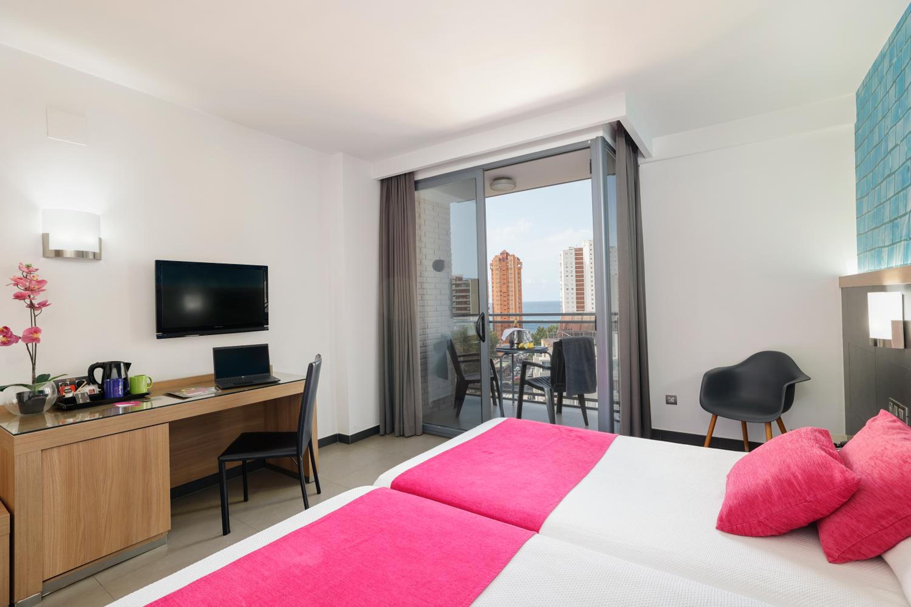 Habitación Doble con Vista Parcial al Mar