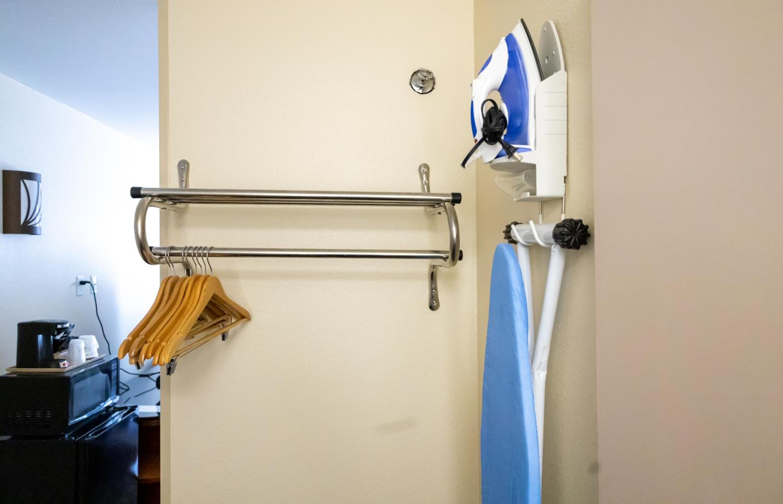 King Room with Mobility Access and Bathtub with Grab Bars, Non-Smoking - Photo 8