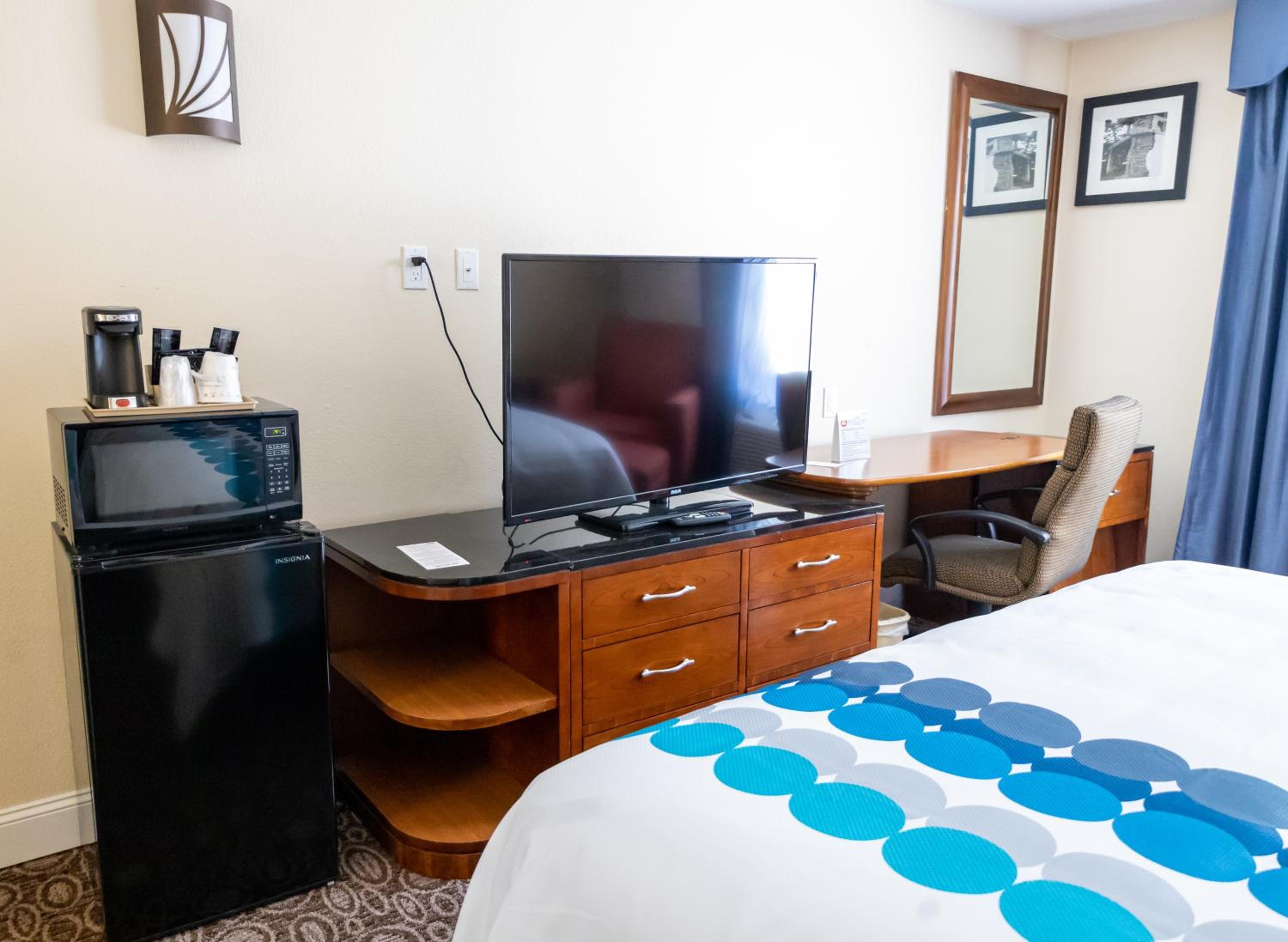 King Room with Mobility Access and Bathtub with Grab Bars, Non-Smoking - Photo 7