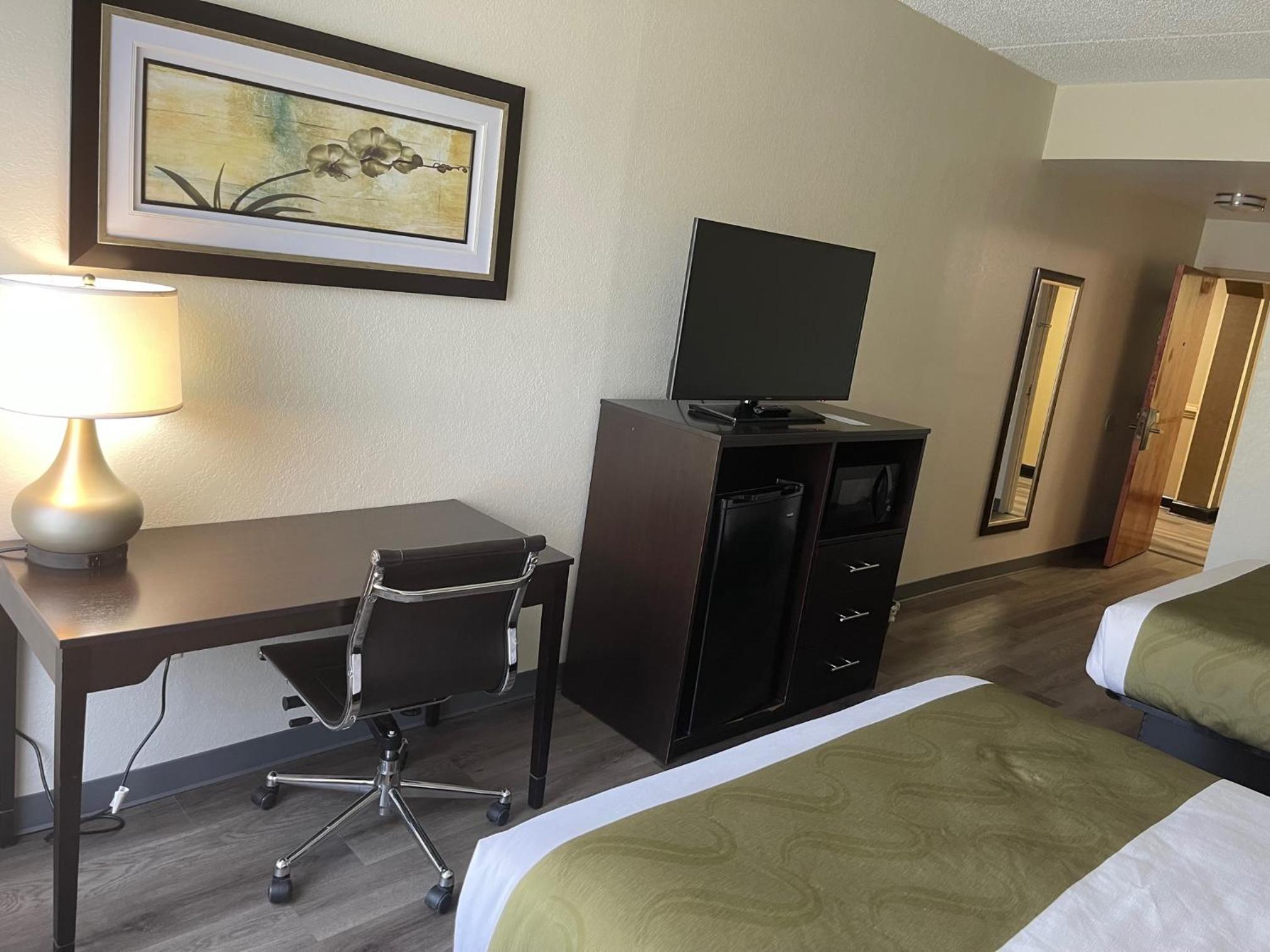 King Room - Non-Smoking - Photo 6