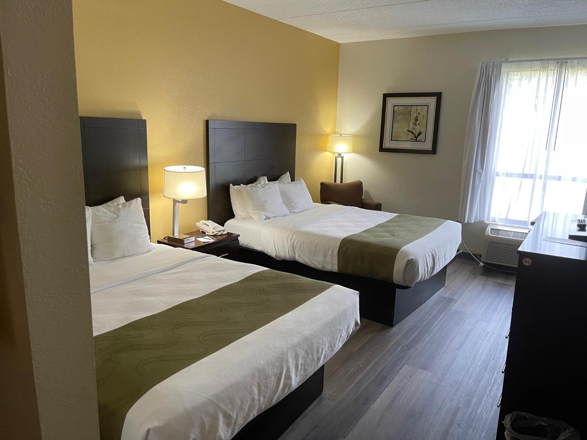 Queen Room with Two Queen Beds - Non-Smoking - Photo 5