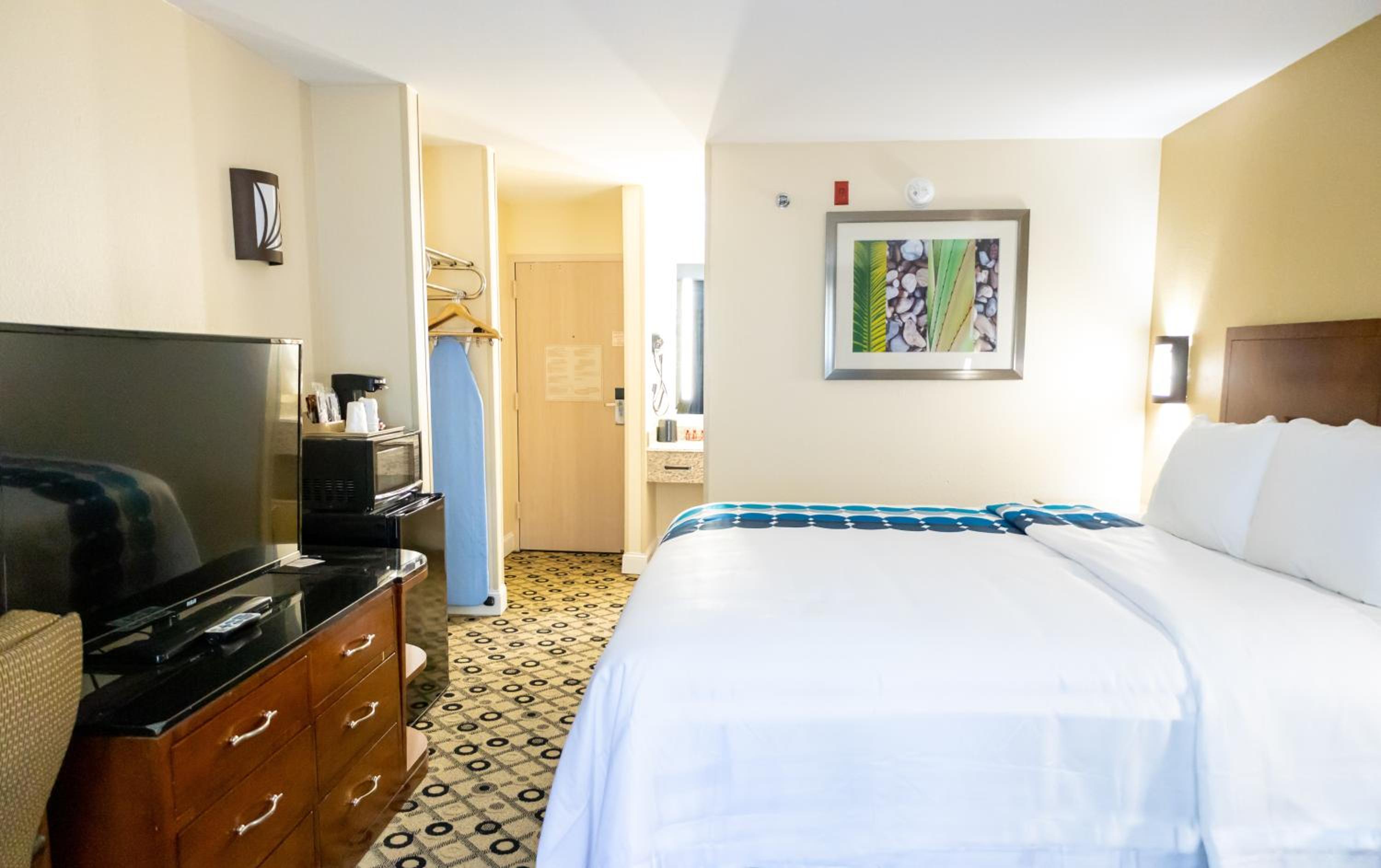 King Room - Non-Smoking - Photo 4