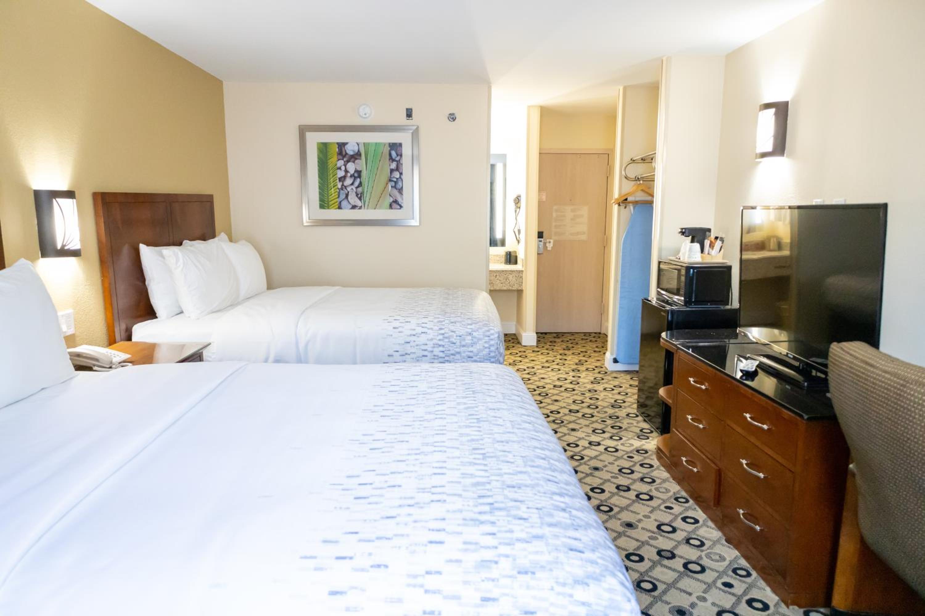 Queen Room with Two Queen Beds - Non-Smoking - Photo 1