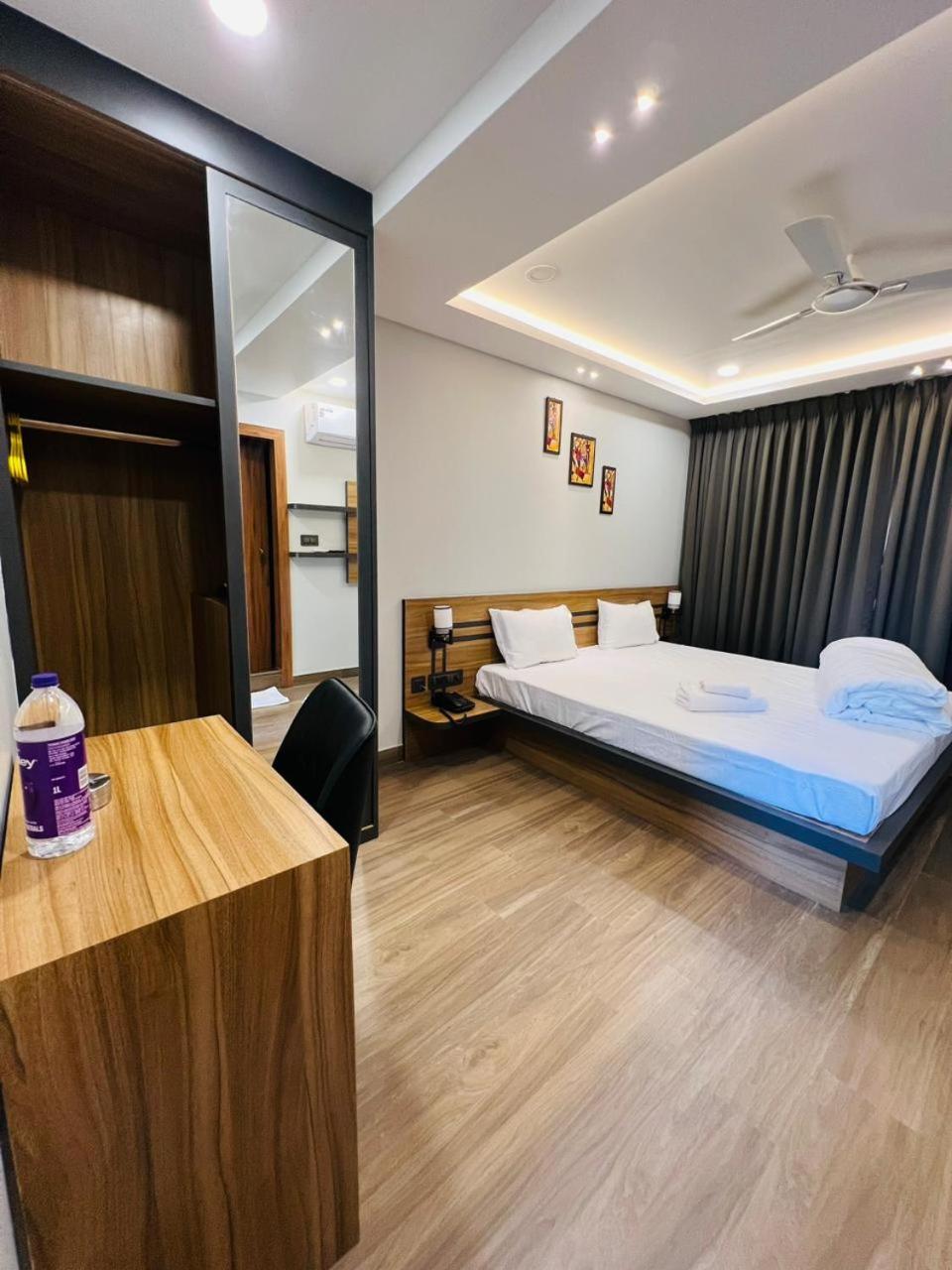 Deluxe Double Room with Balcony photo 2