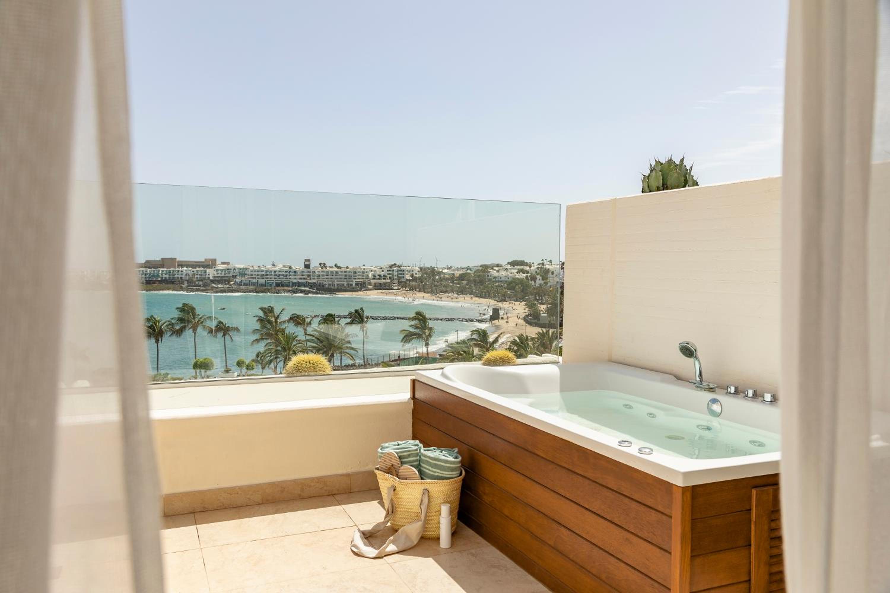 La Suite Junior en la Reserva con Jacuzzi frente al mar photo