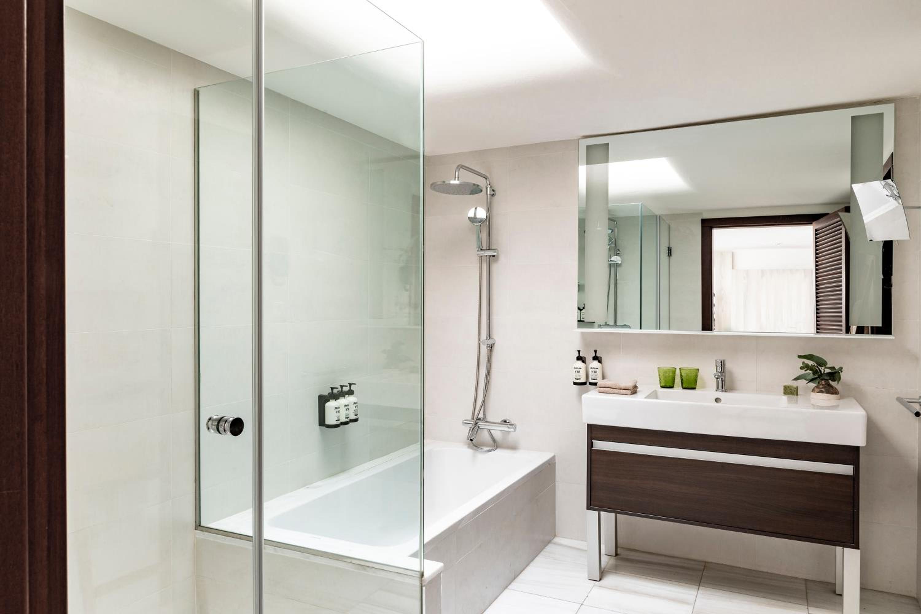 The Reserve Junior Suite Front View with Whirlpool photo 3