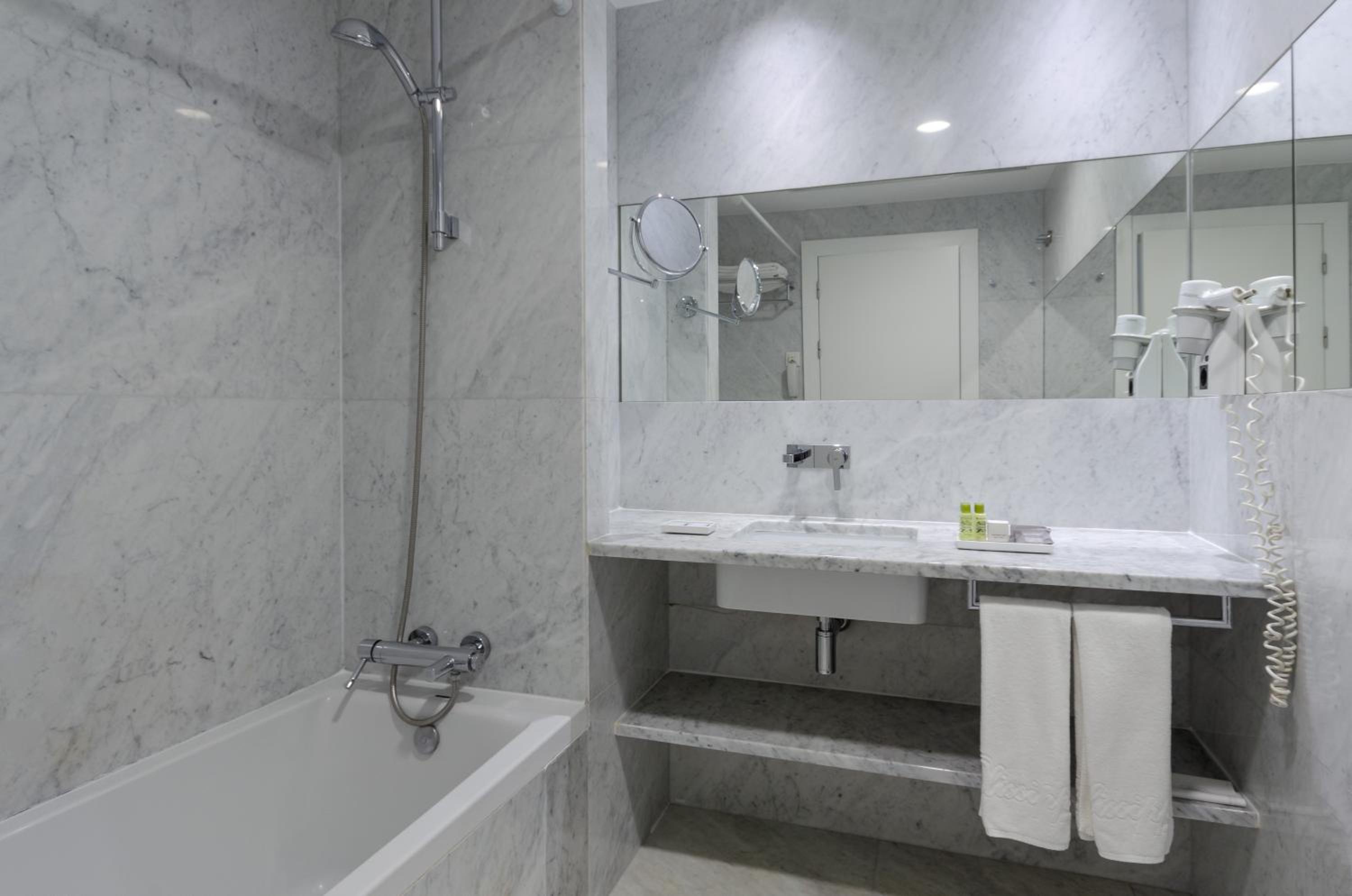 Superior Double Room thumbnail 6
