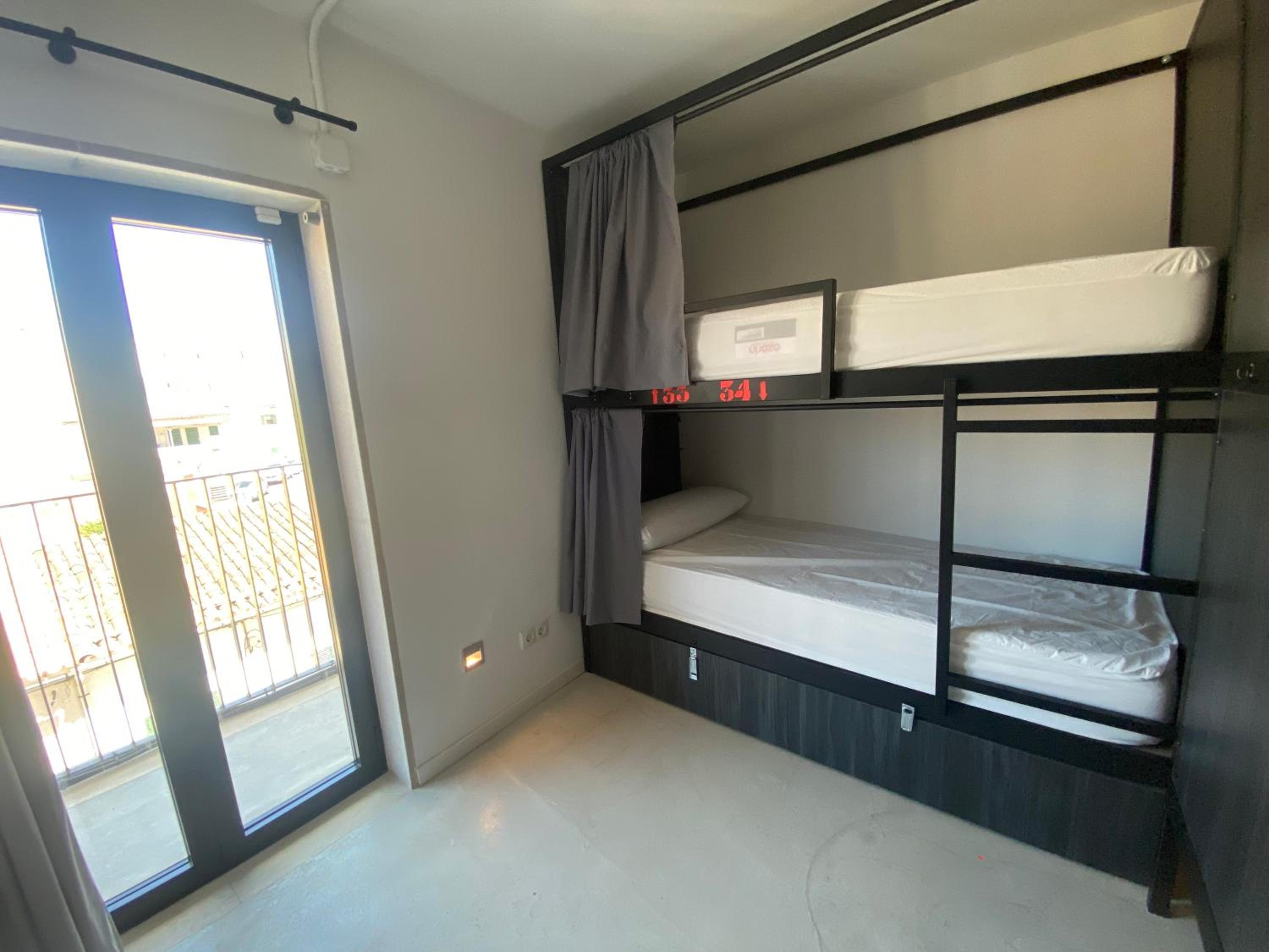 Bed in 14-Bed Mixed Dormitory Room photo 2