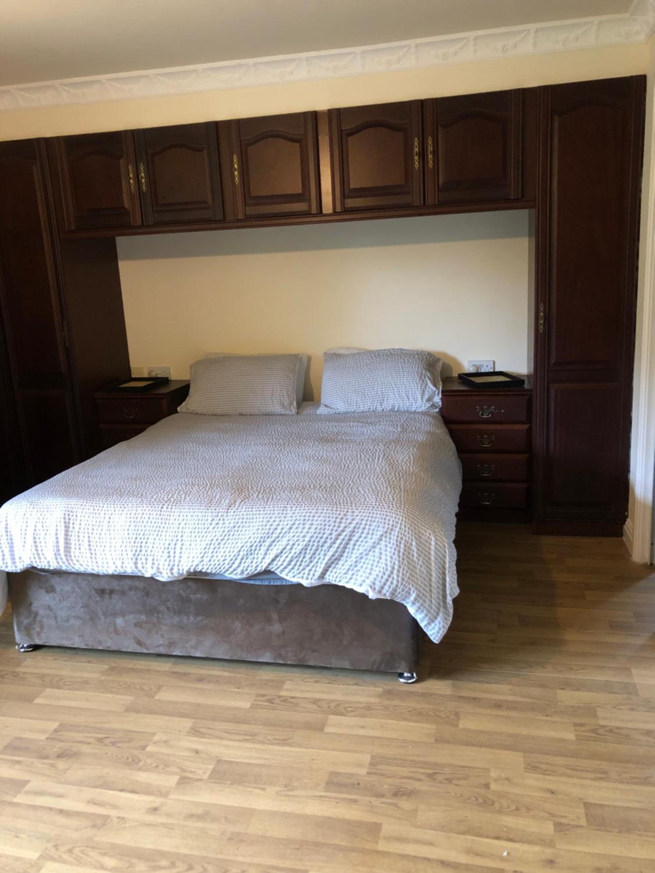 Five-Bedroom House photo 1