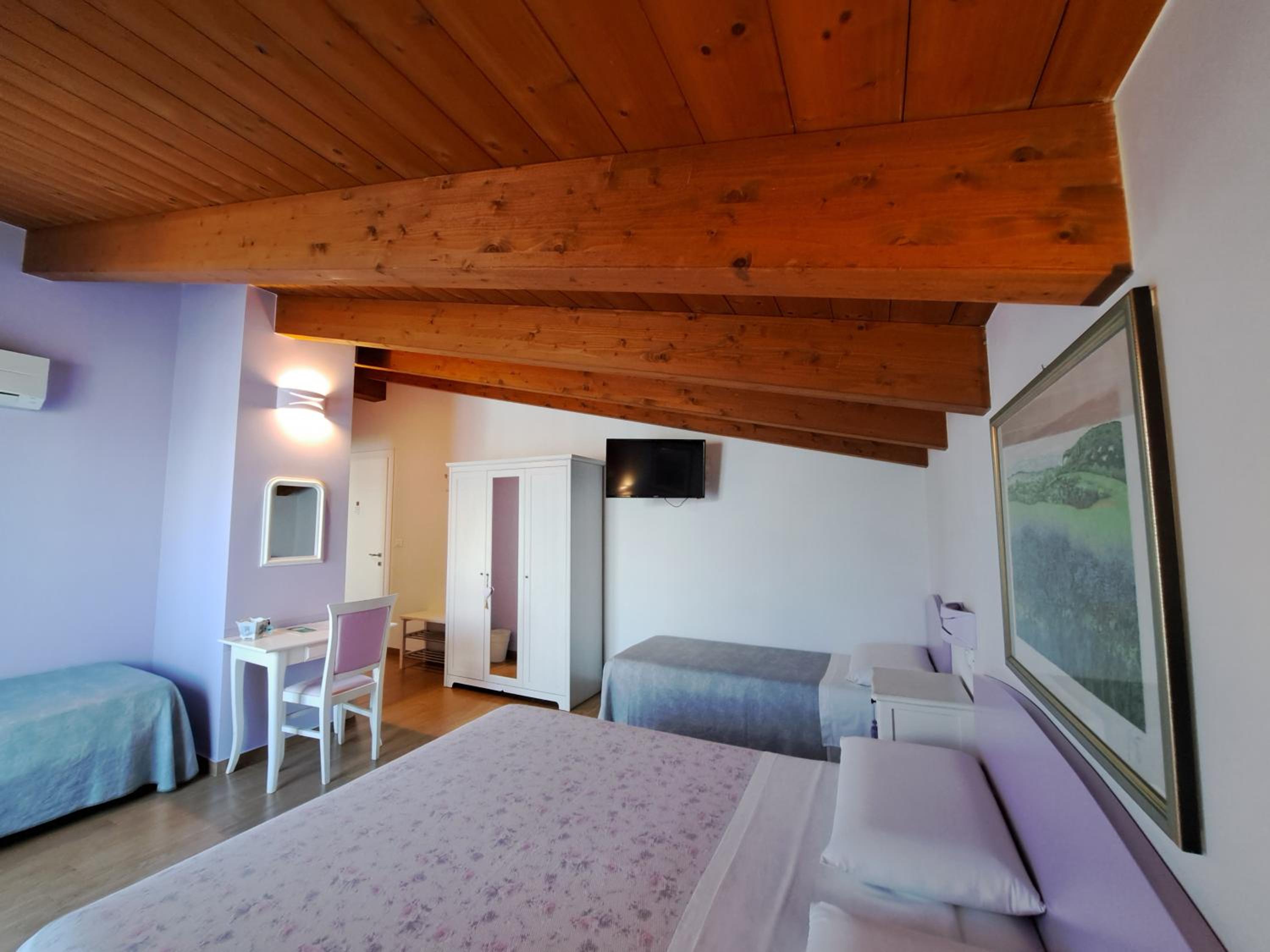 Quadruple Room with Private Bathroom photo 3