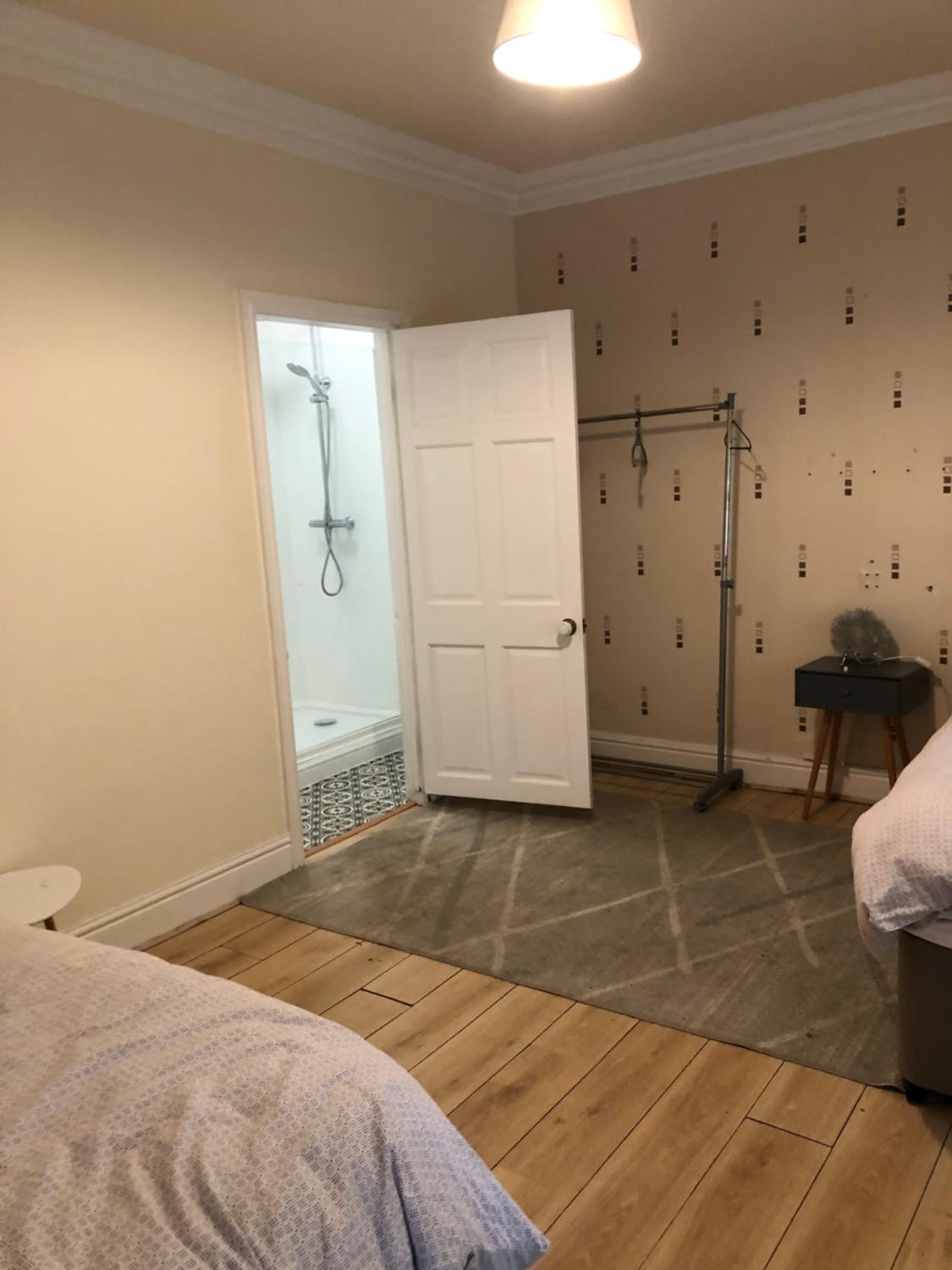 Five-Bedroom House photo 3