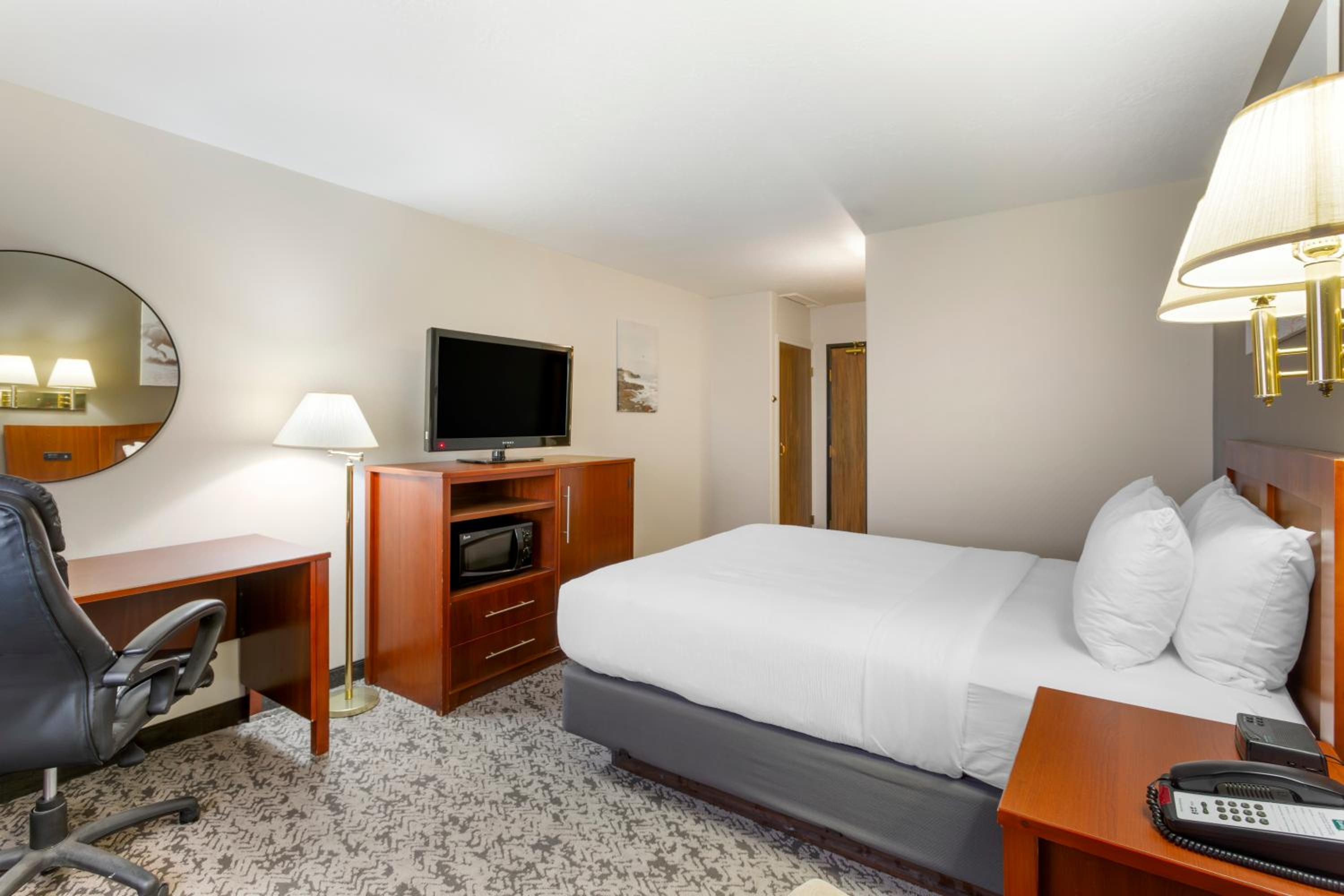Queen Room First Floor - Accessible/Non-Smoking - Photo 5