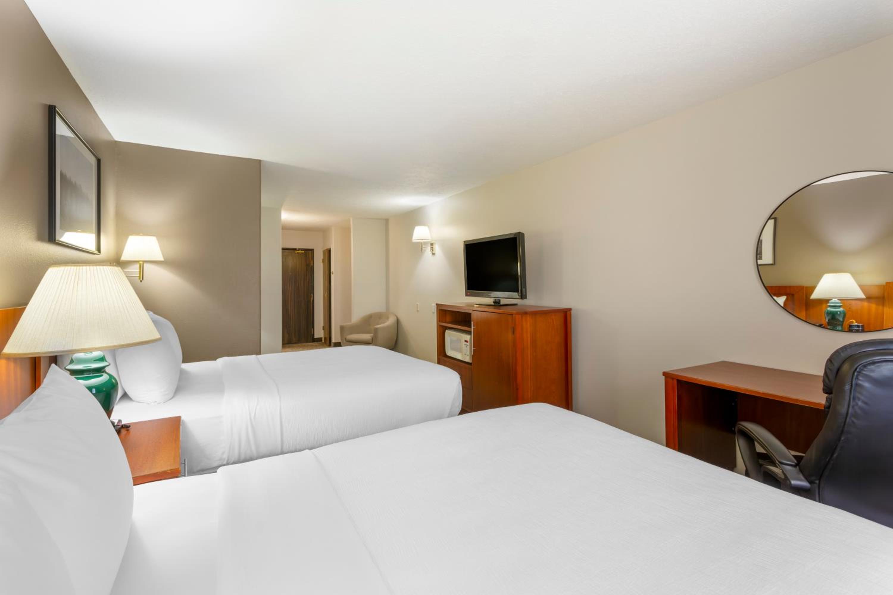 Queen Suite with Two Queen Beds - Non-Smoking - Photo 4