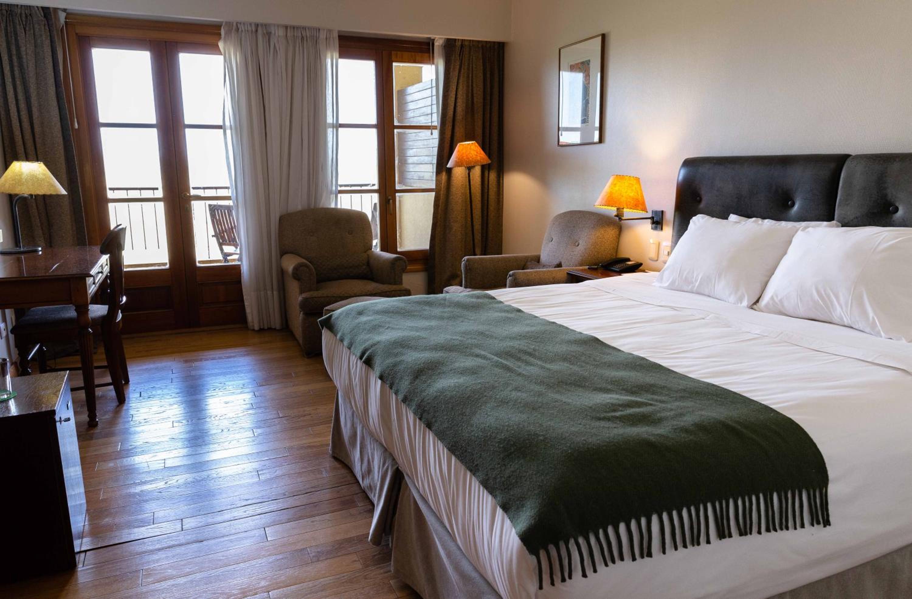 Queen Suite with Balcony - Non-Smoking