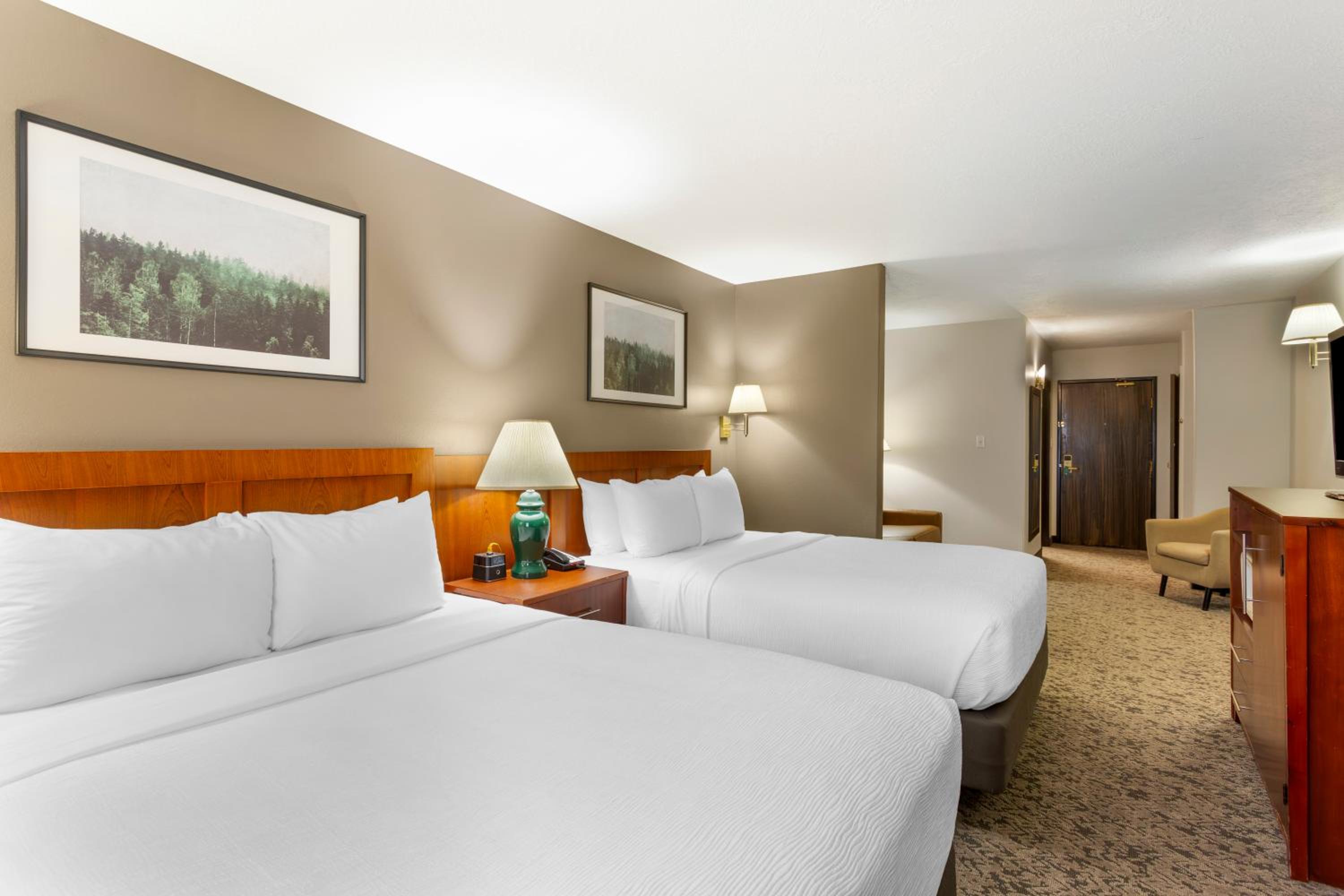 Queen Suite with Two Queen Beds - Non-Smoking - Photo 7