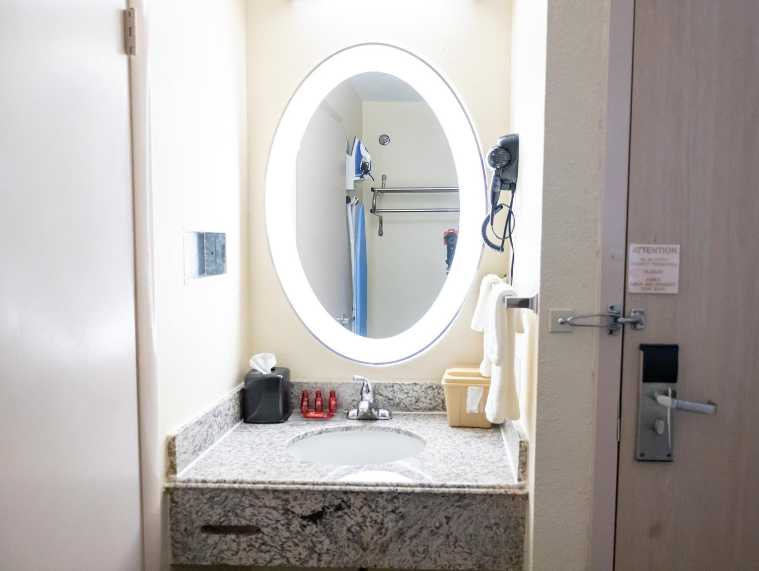 King Room with Mobility Access and Bathtub with Grab Bars, Non-Smoking - Photo 5