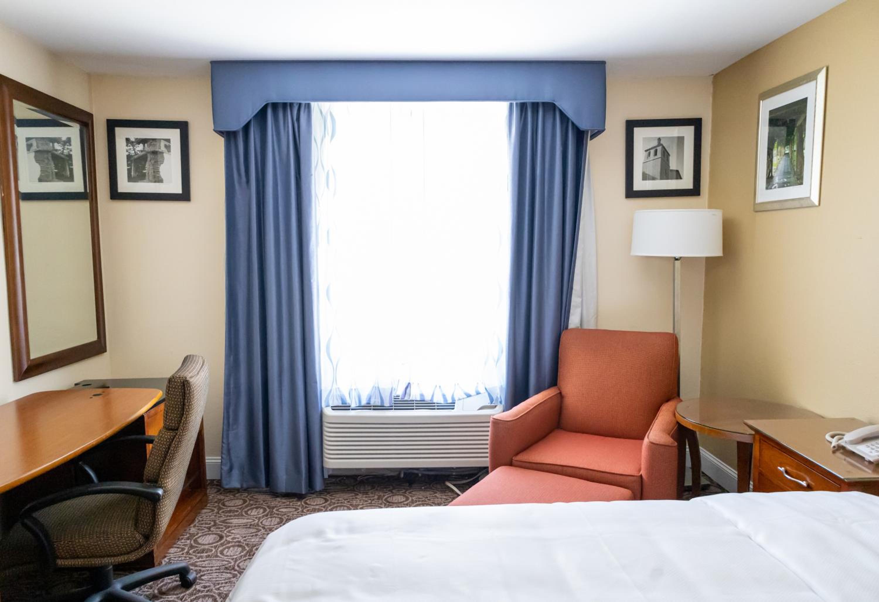King Room with Mobility Access and Bathtub with Grab Bars, Non-Smoking - Photo 4