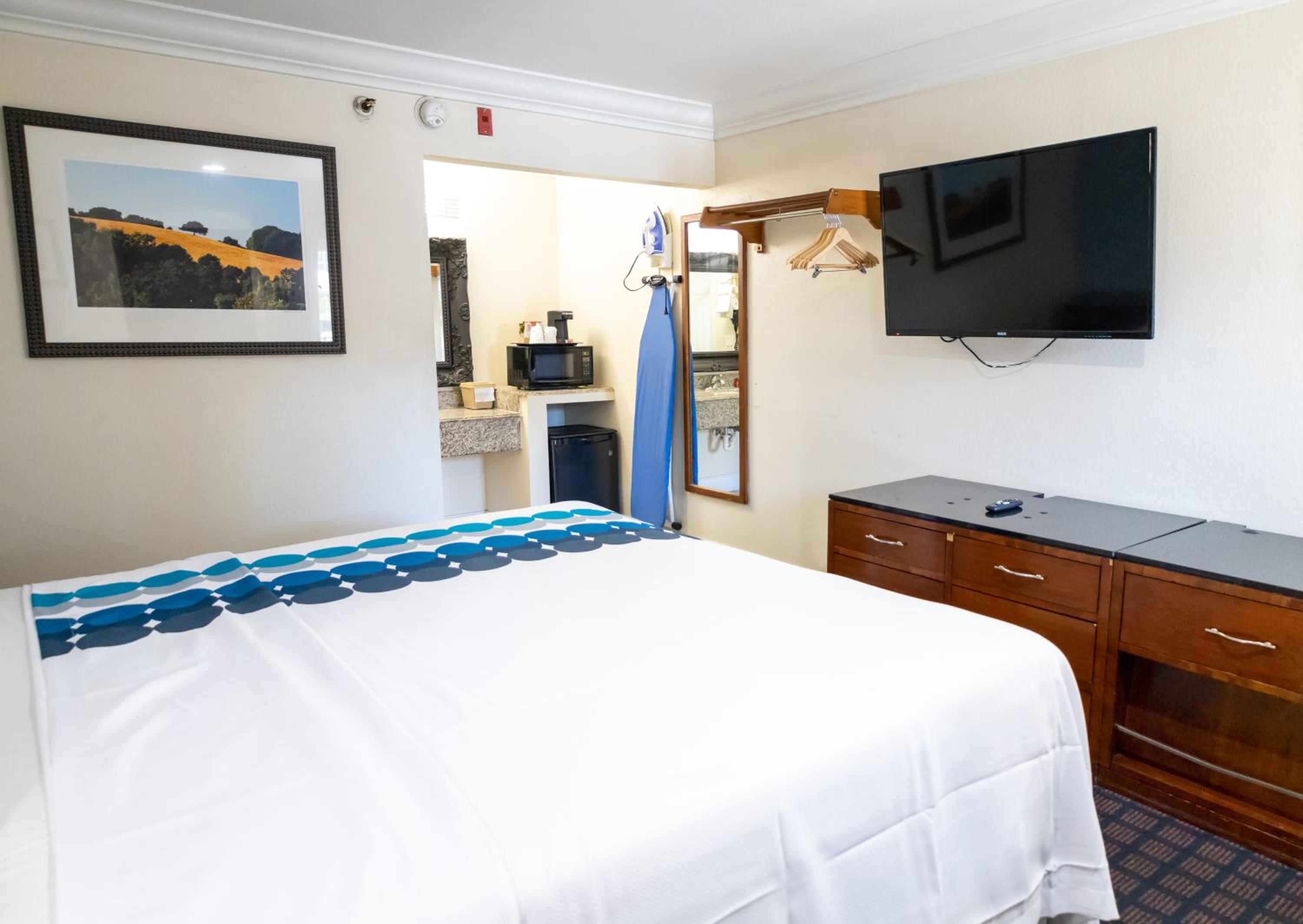 King Room - Non-Smoking - Photo 1