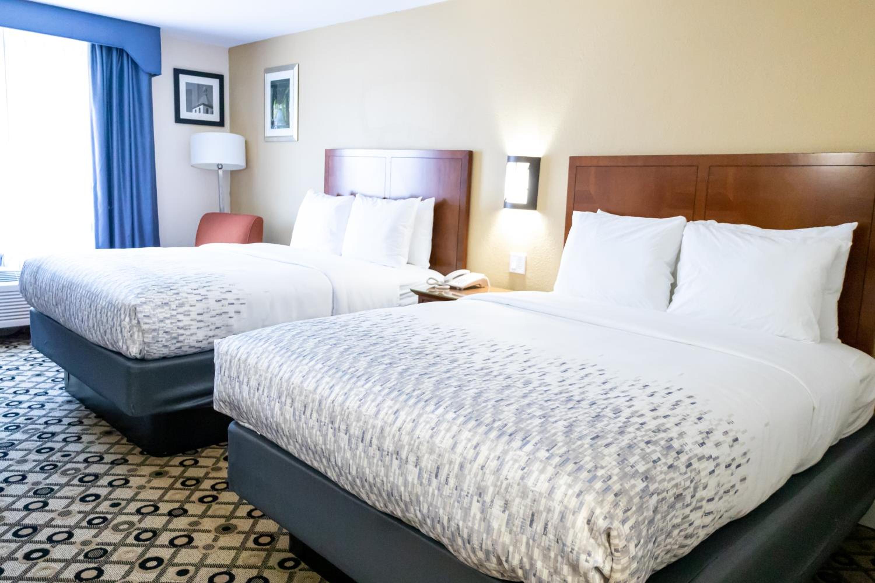Queen Room with Two Queen Beds - Non-Smoking - Photo 3