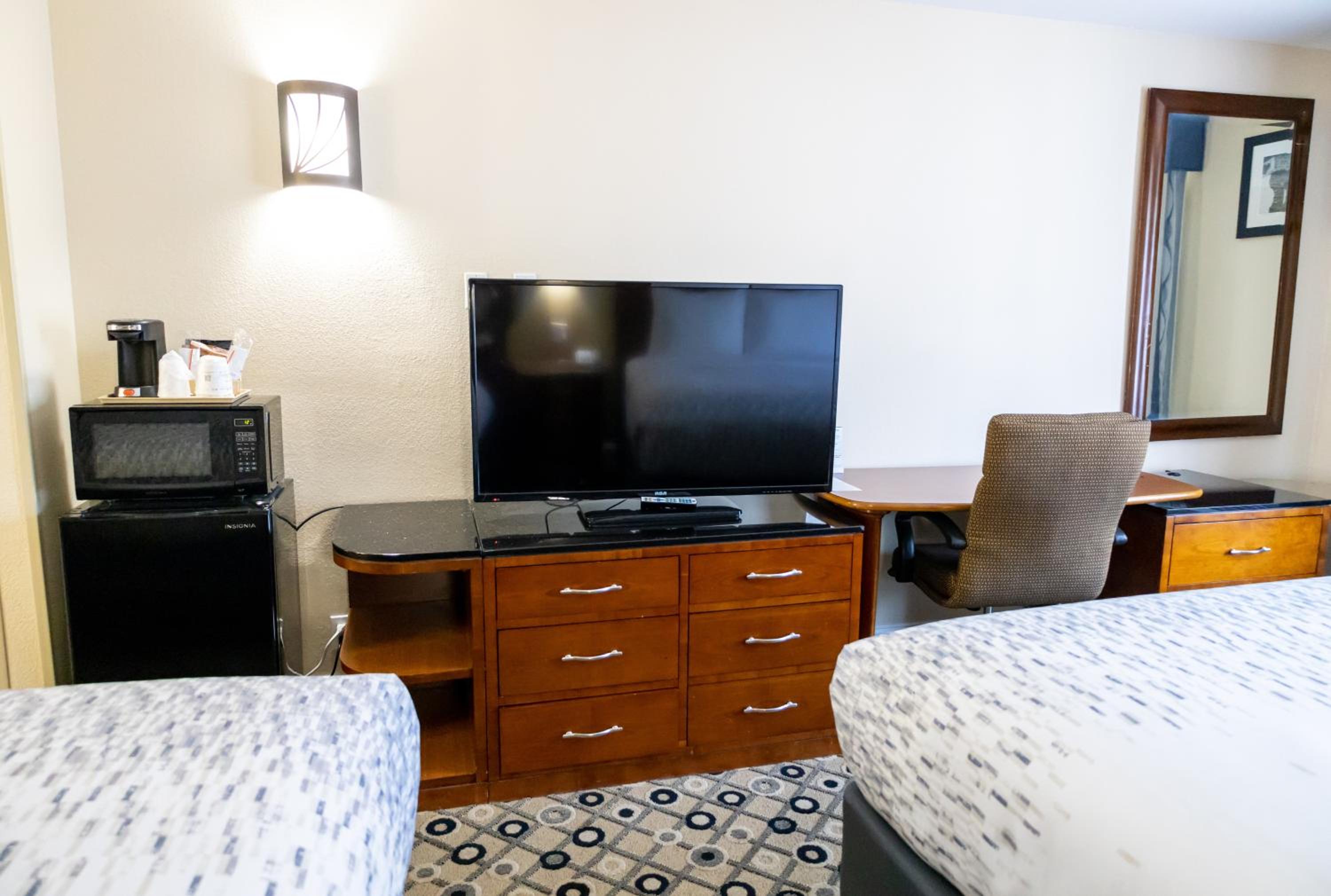 Queen Room with Two Queen Beds - Non-Smoking - Photo 2