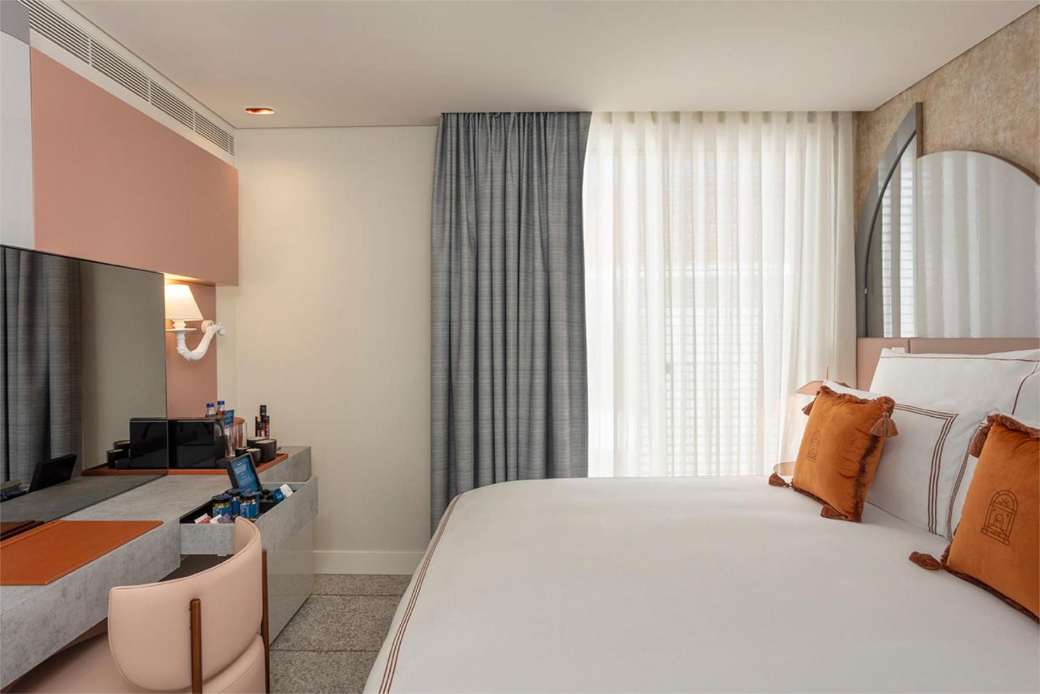 Deluxe King Room with Cloister View - Photo 3