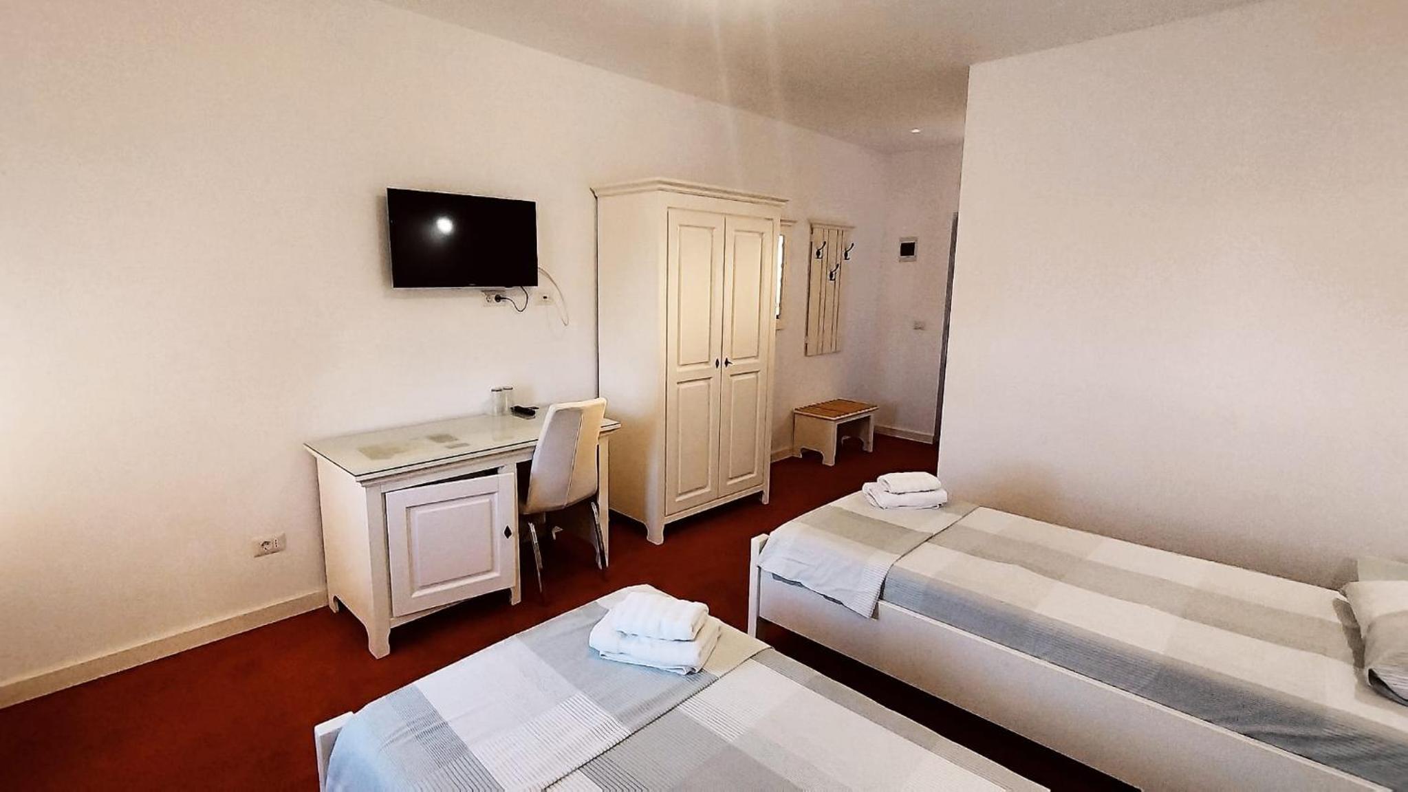 Large Double Room photo 1