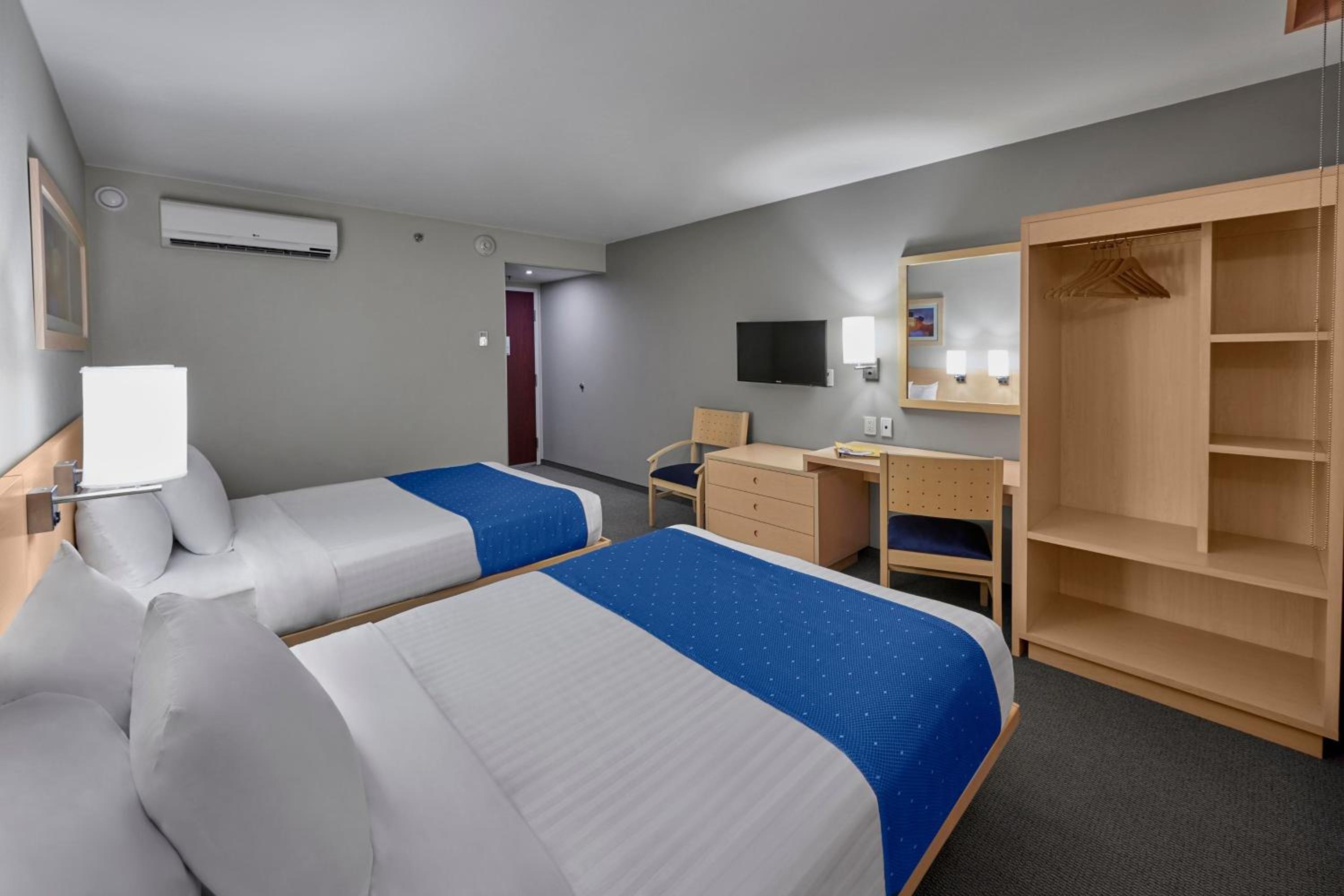 Double Room with Two Double Beds photo 2