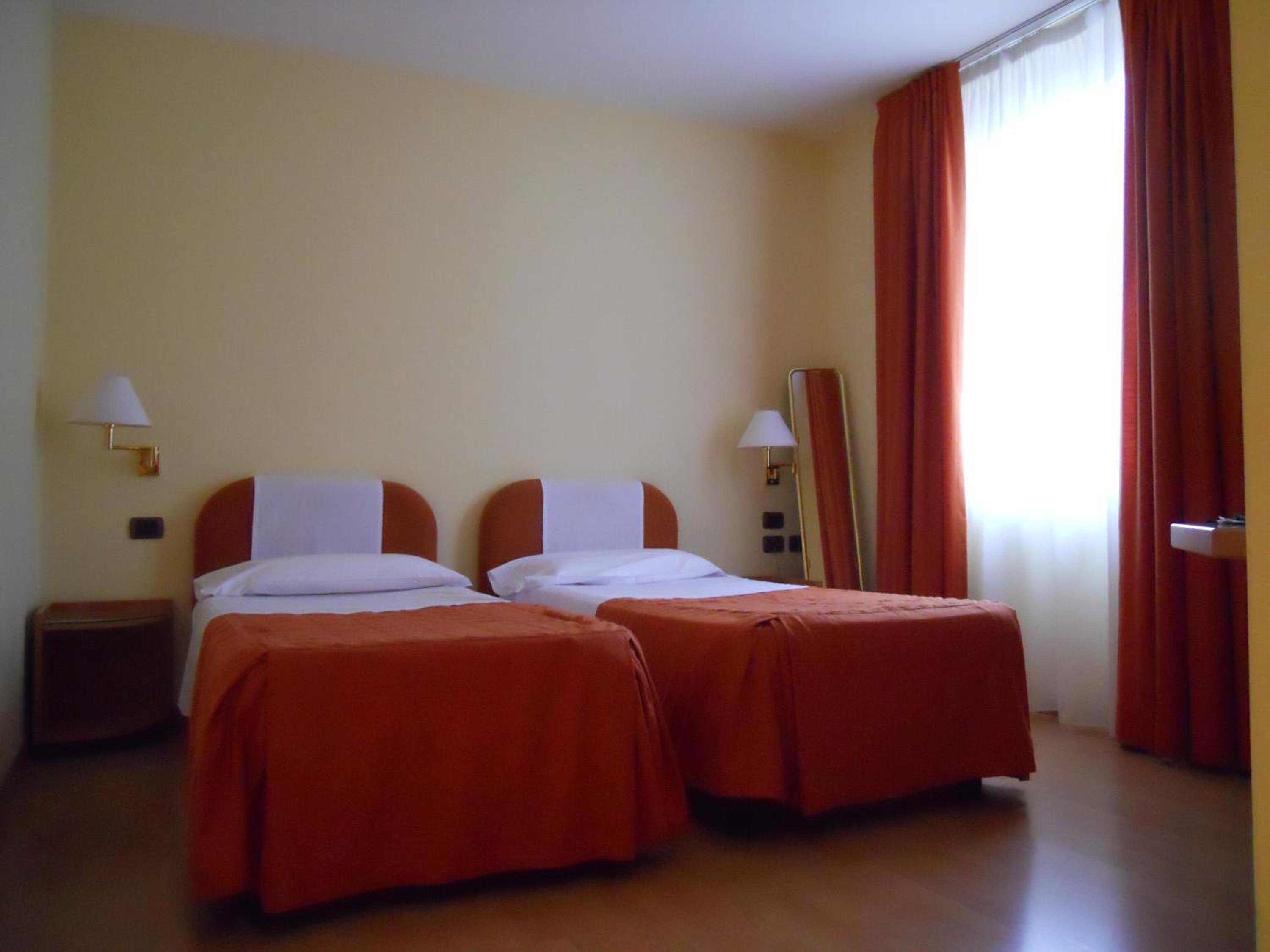 Twin Room - Photo 1