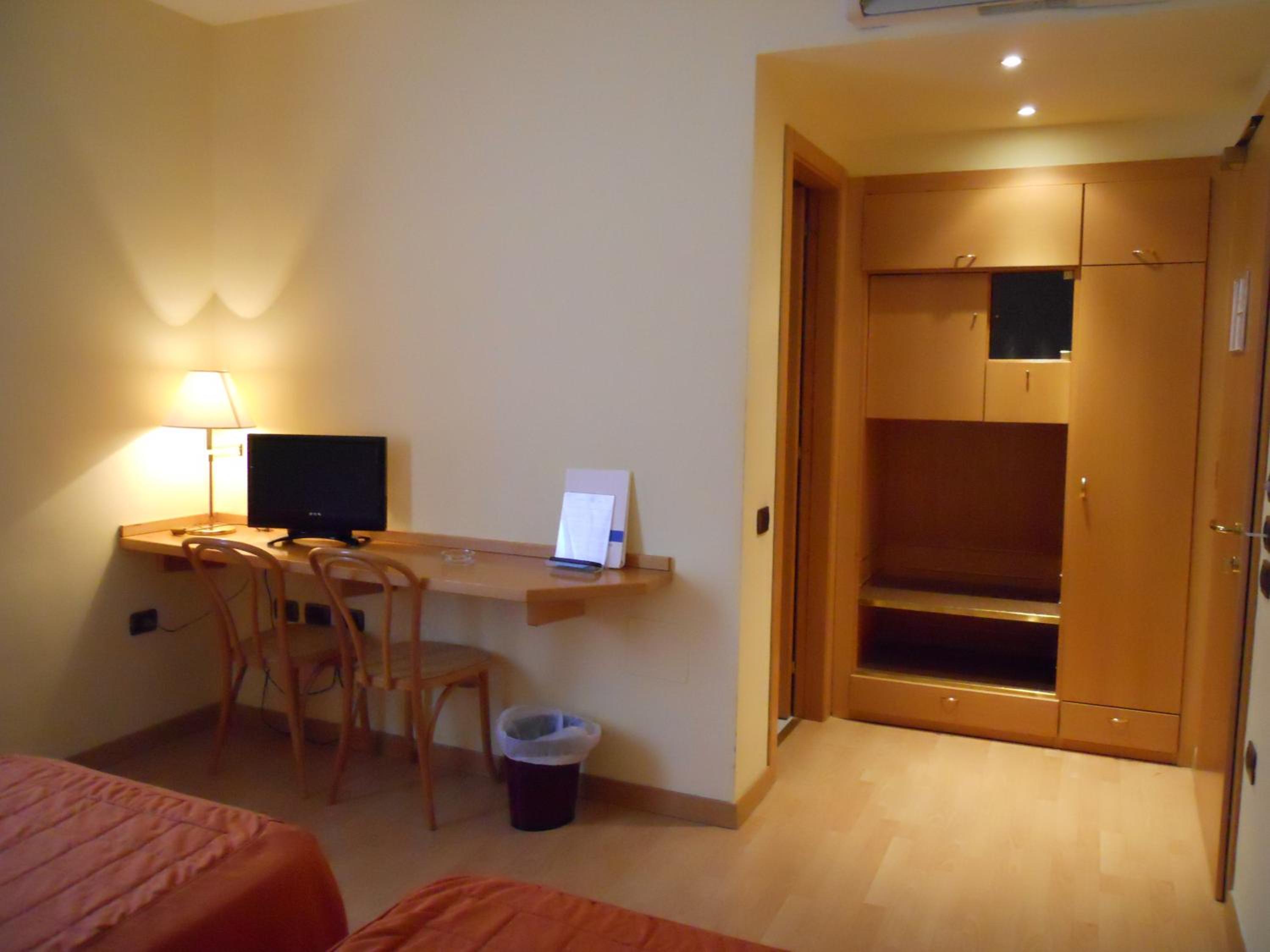 Twin Room - Photo 5