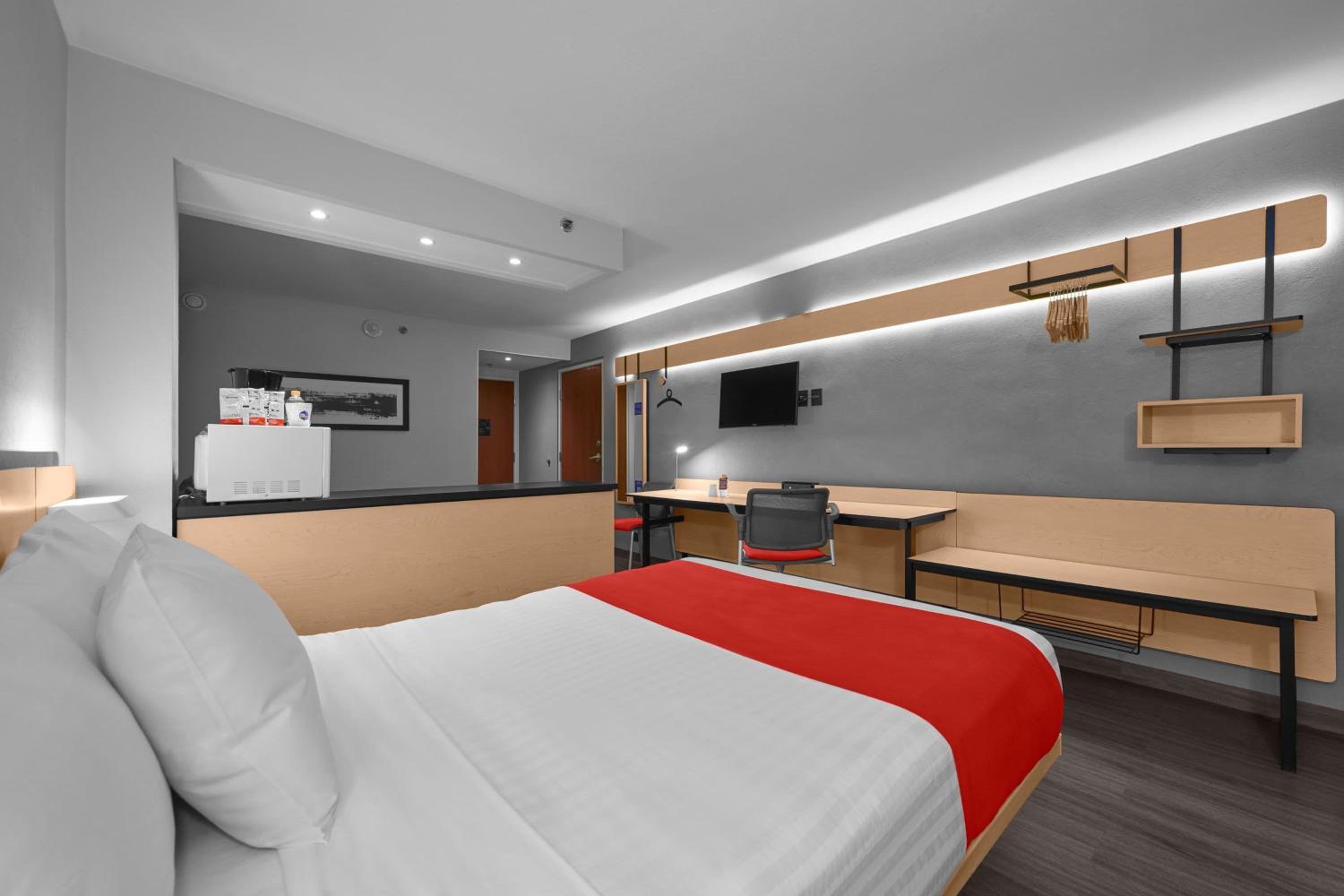 Queen Suite with Sofa Bed - Photo 2