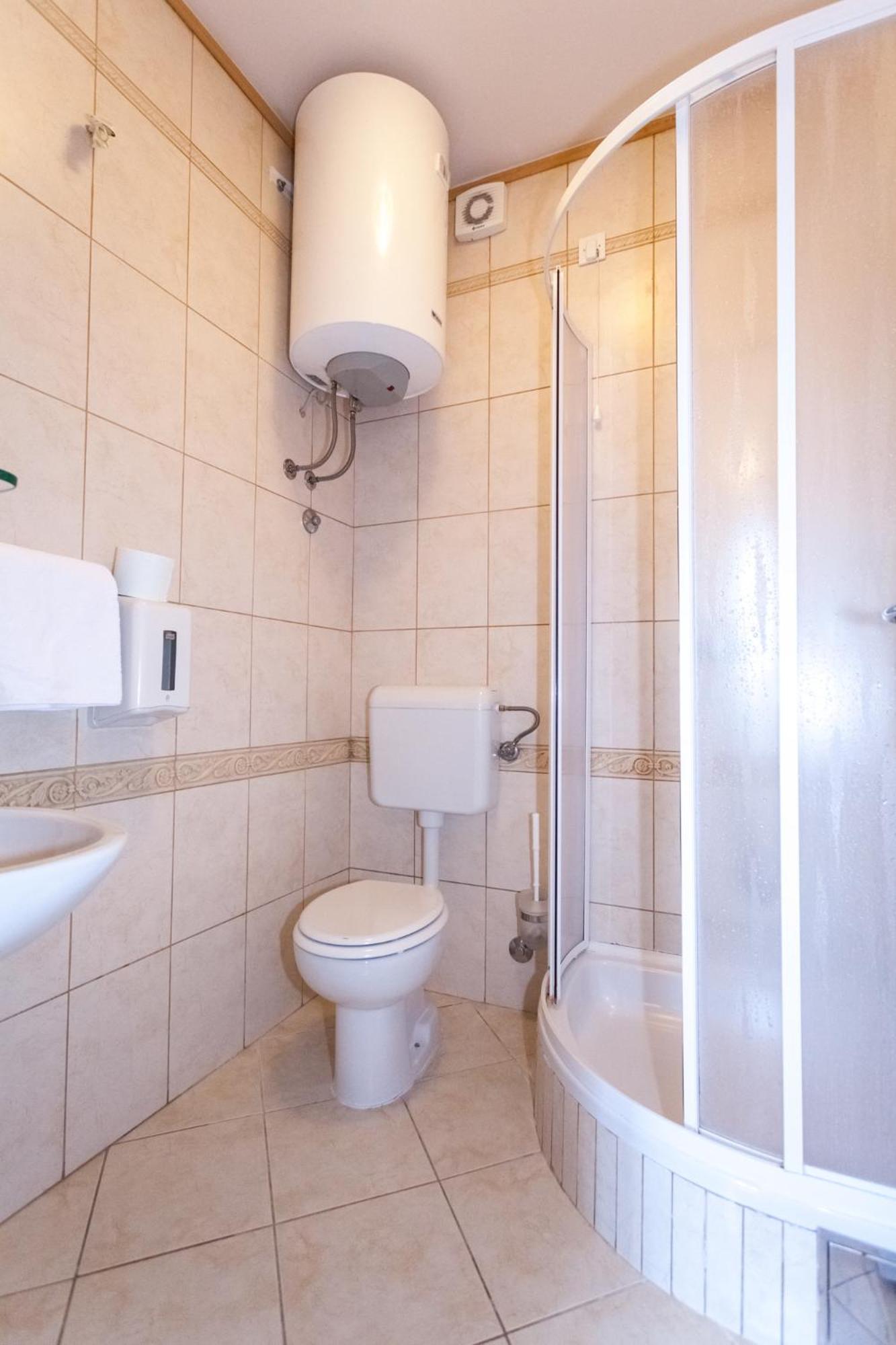 Double Room with Balcony and Sea View - Photo 8