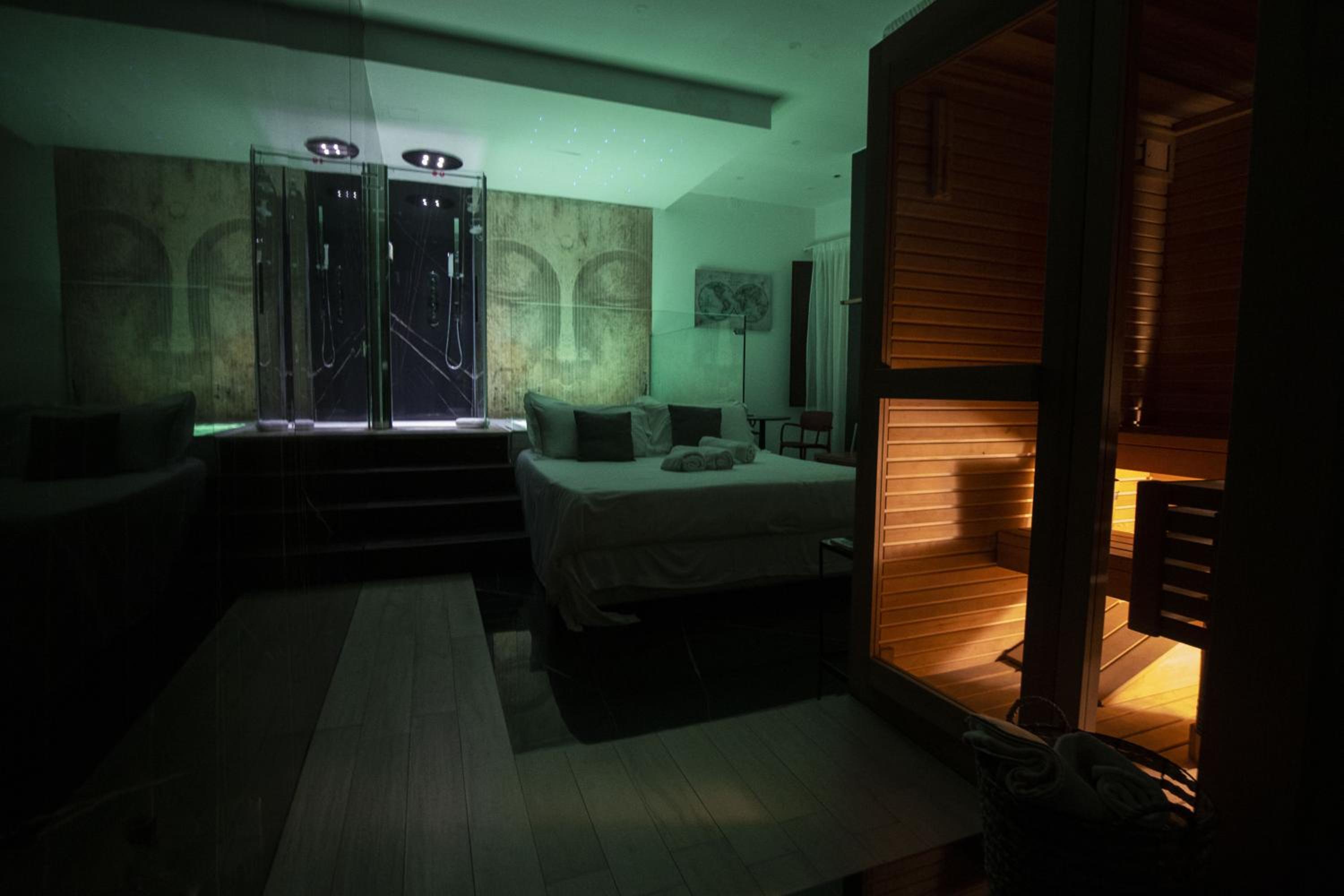 Suite with Spa Access - Photo 1