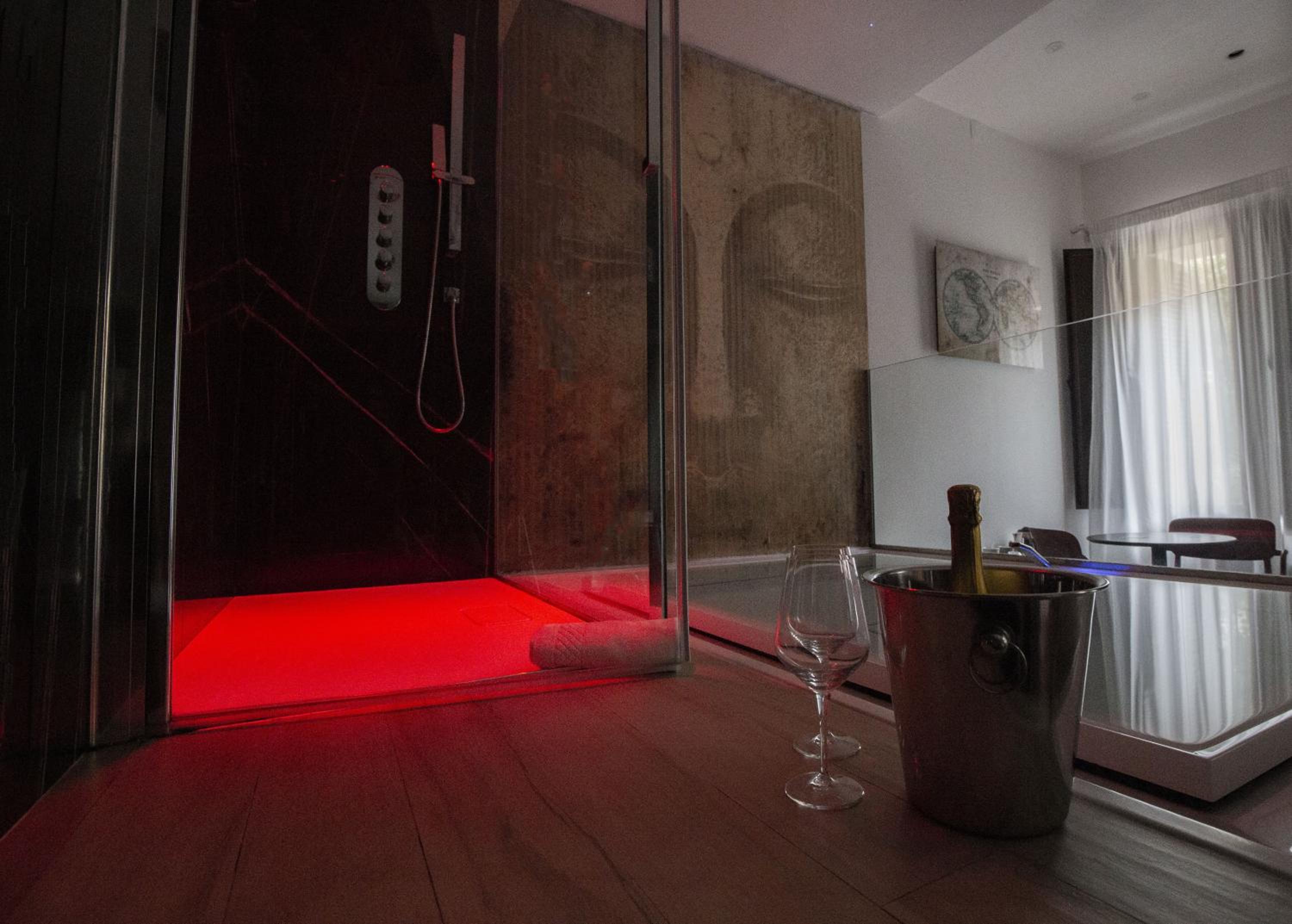 Suite with Spa Access - Photo 5