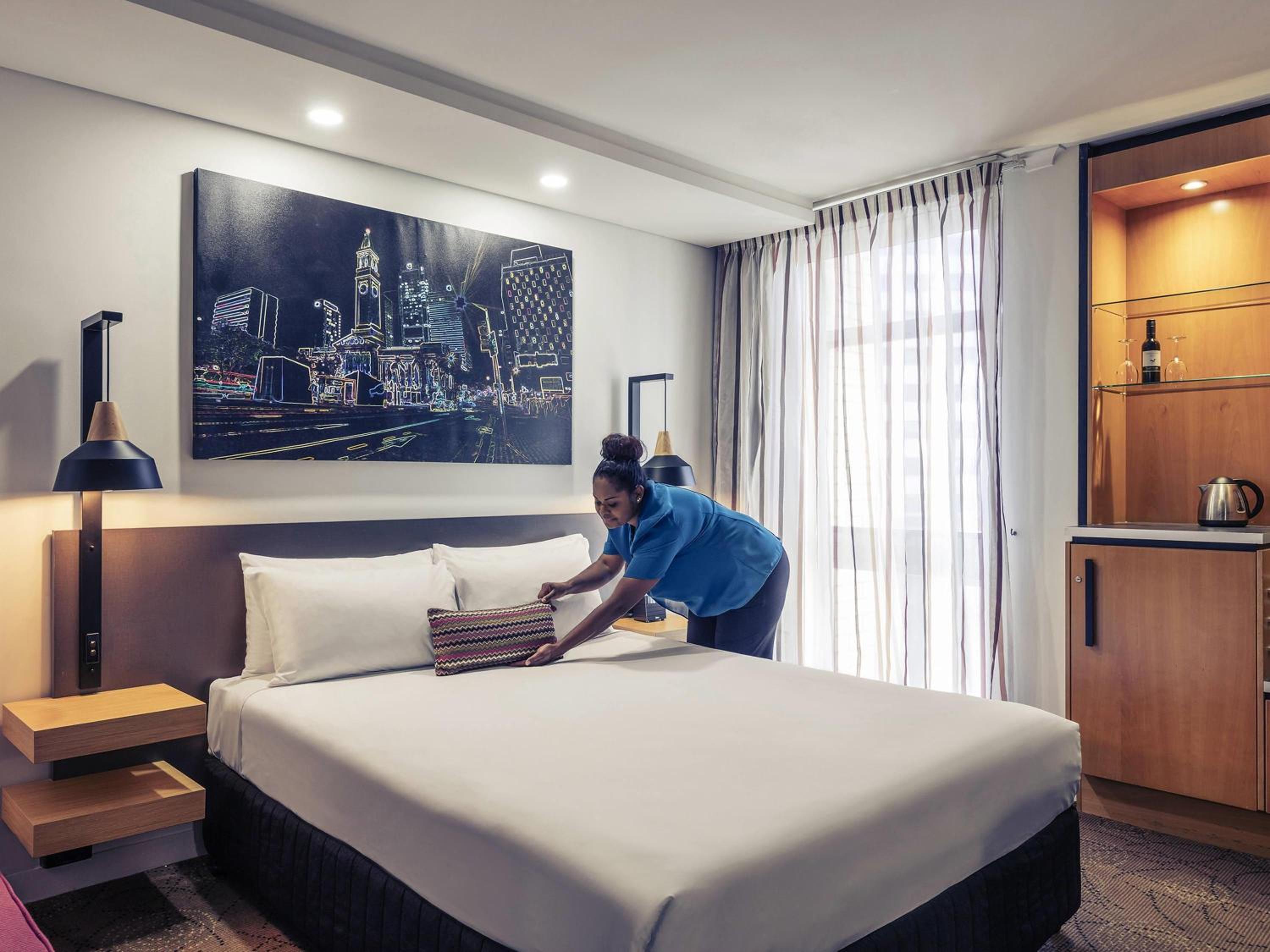 Accessible Room with 1 Queen Bed