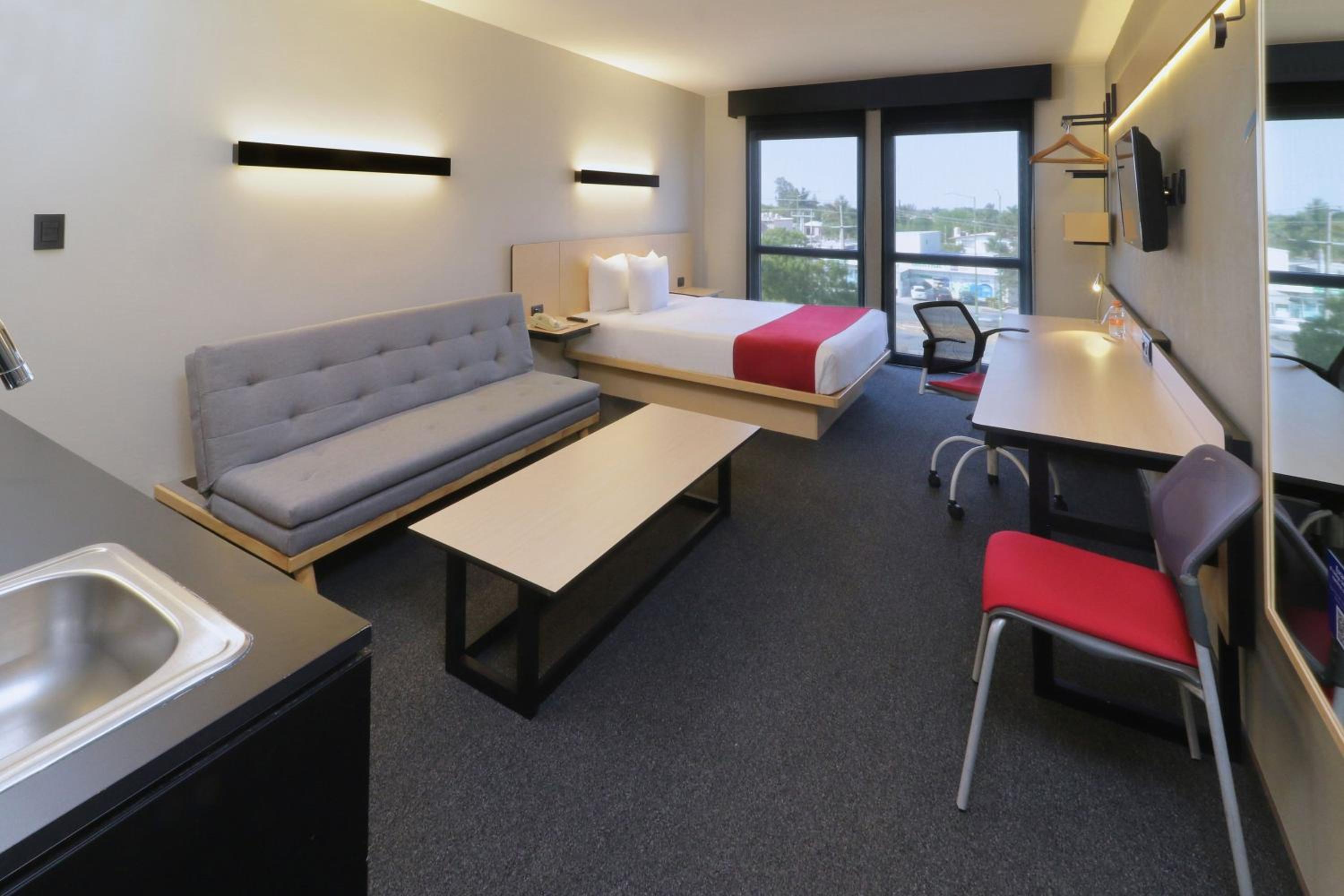 Superior Queen Room with Sofa Bed - Photo 4