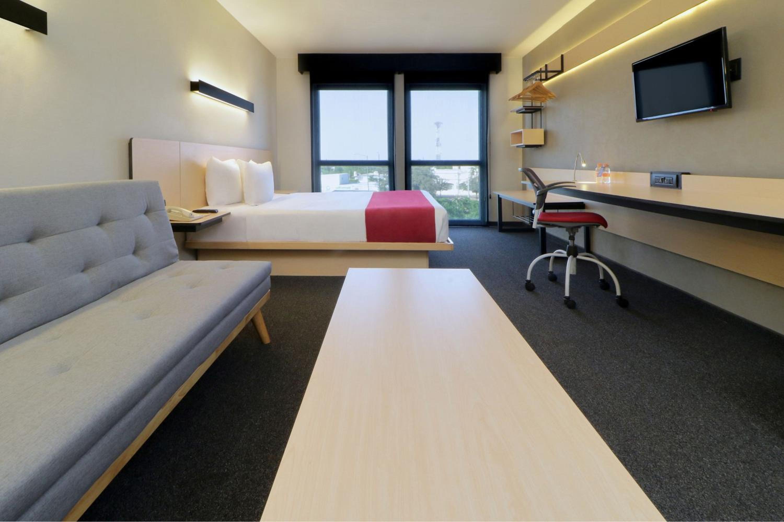 Superior Queen Room with Sofa Bed - Photo 3