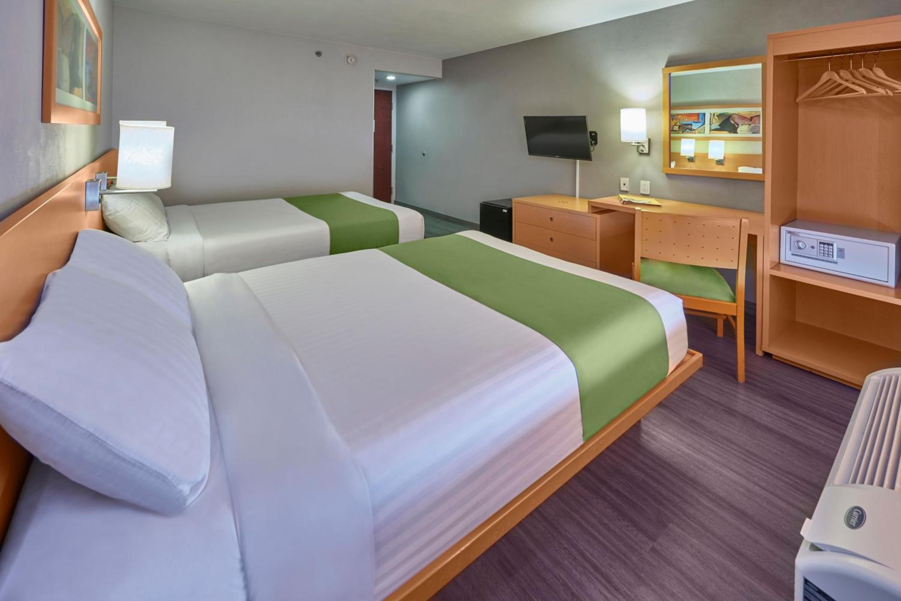 Double Room with Two Double Beds - Photo 7
