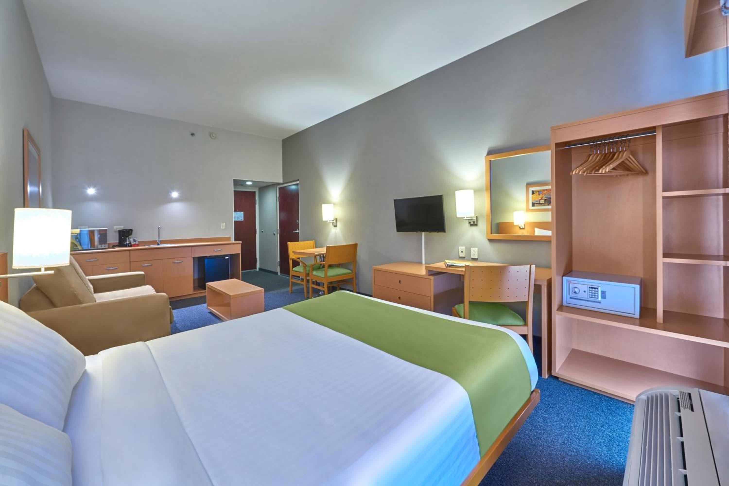 Queen Suite with Sofa Bed - Photo 6