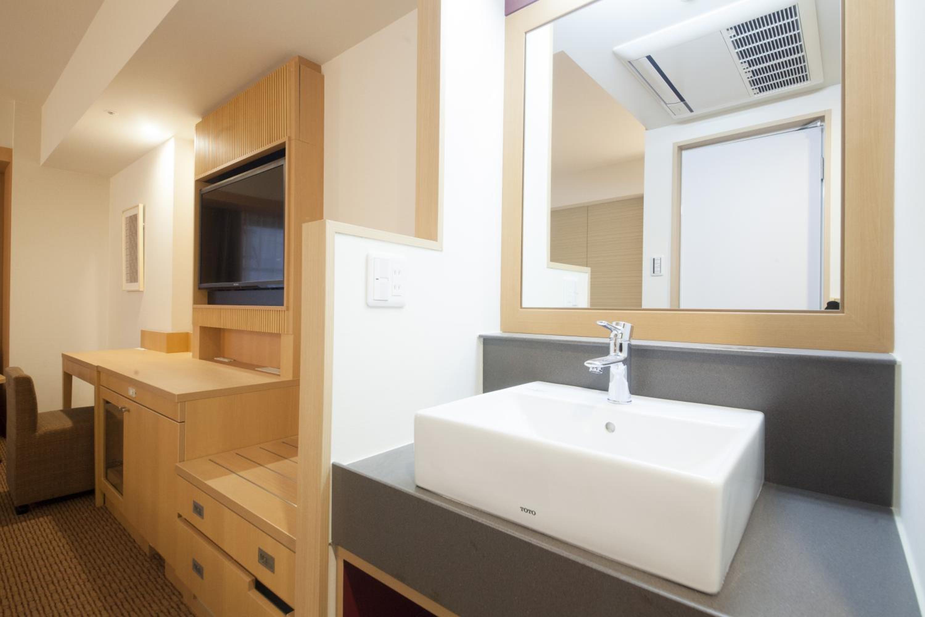 Superior Twin Room with Extra Bed - Non-Smoking - Photo 9