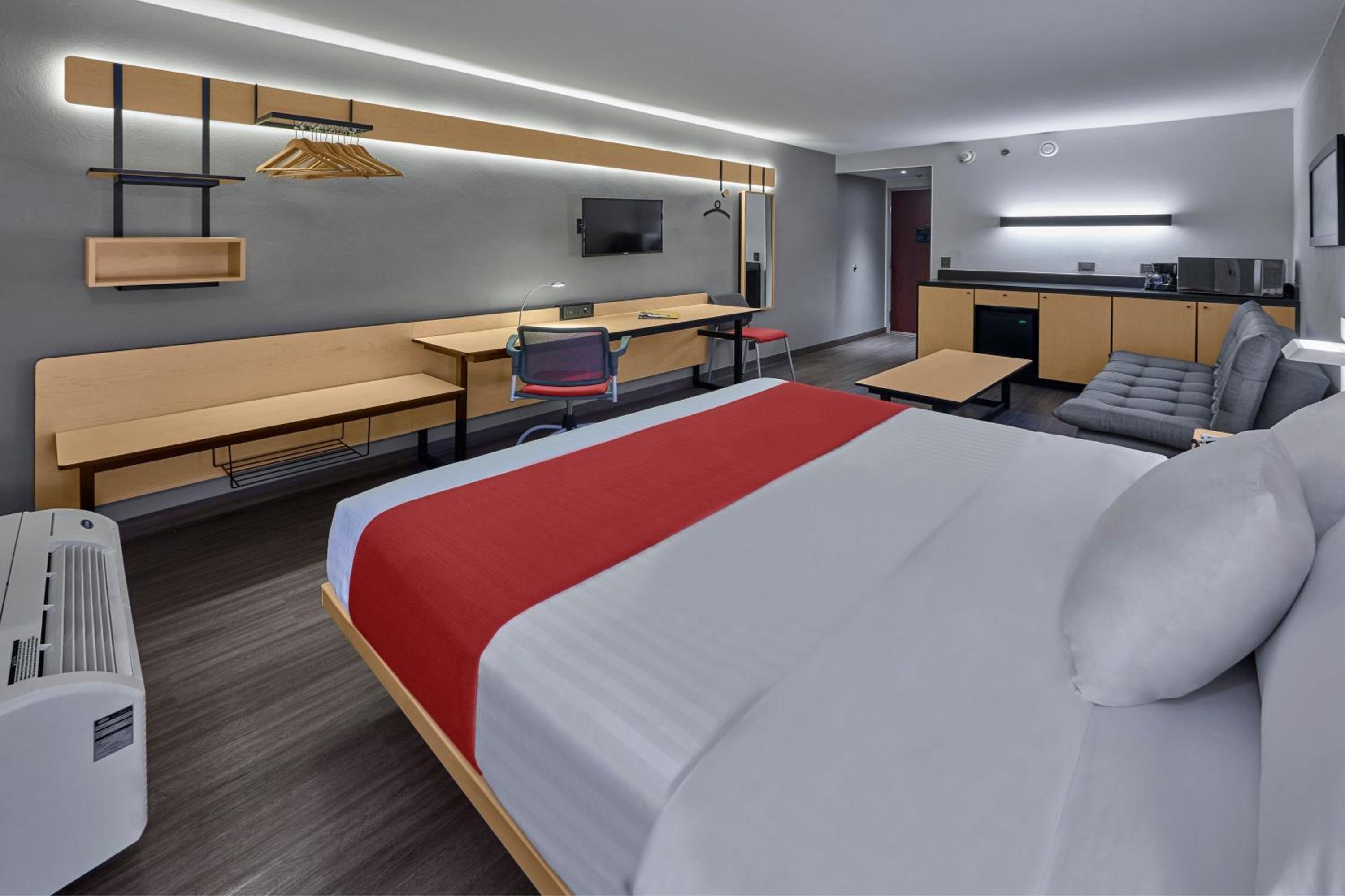 Superior Queen Room with Sofa Bed - Photo 5