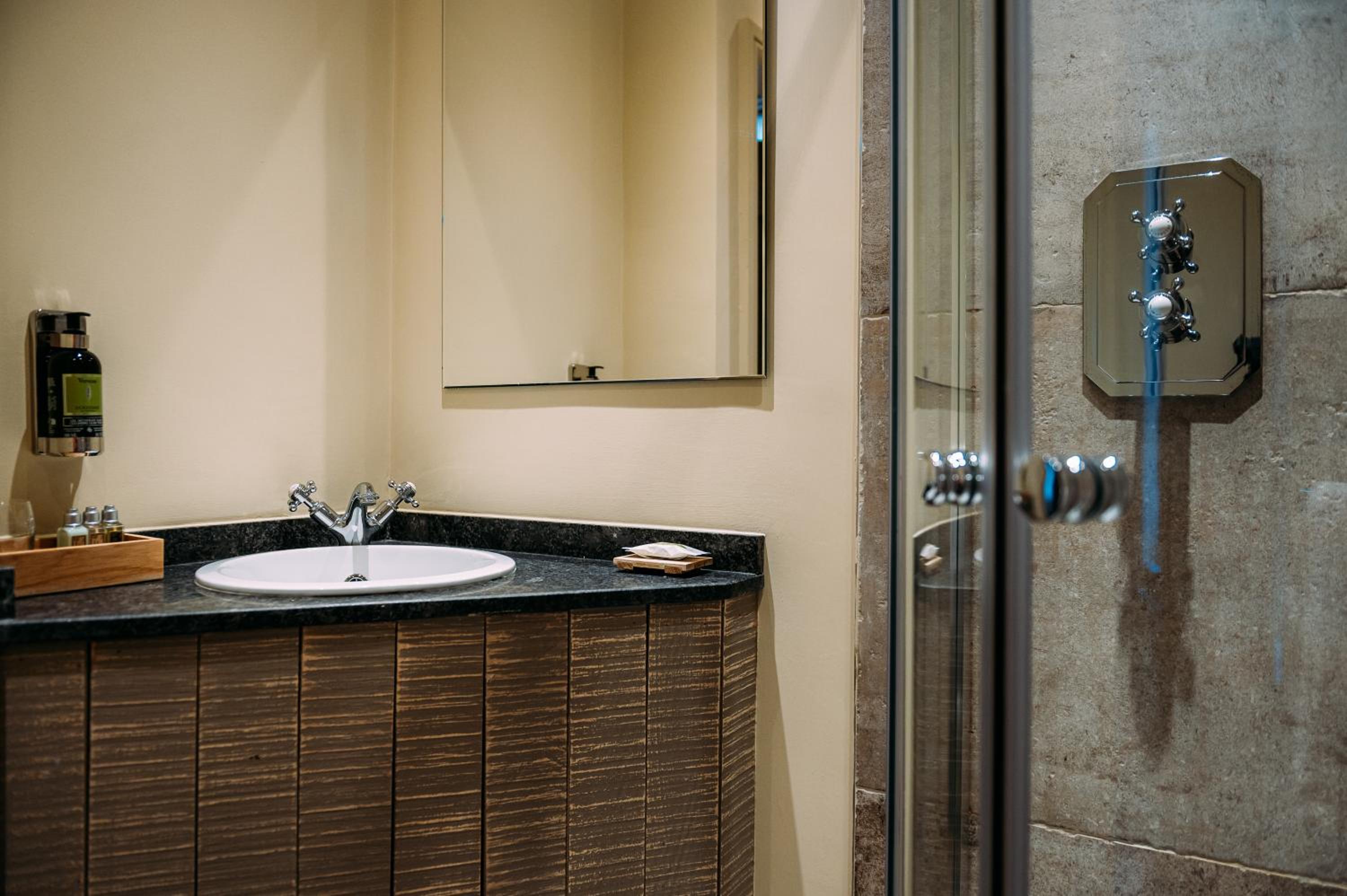 Double Room with Private Bathroom - Photo 4