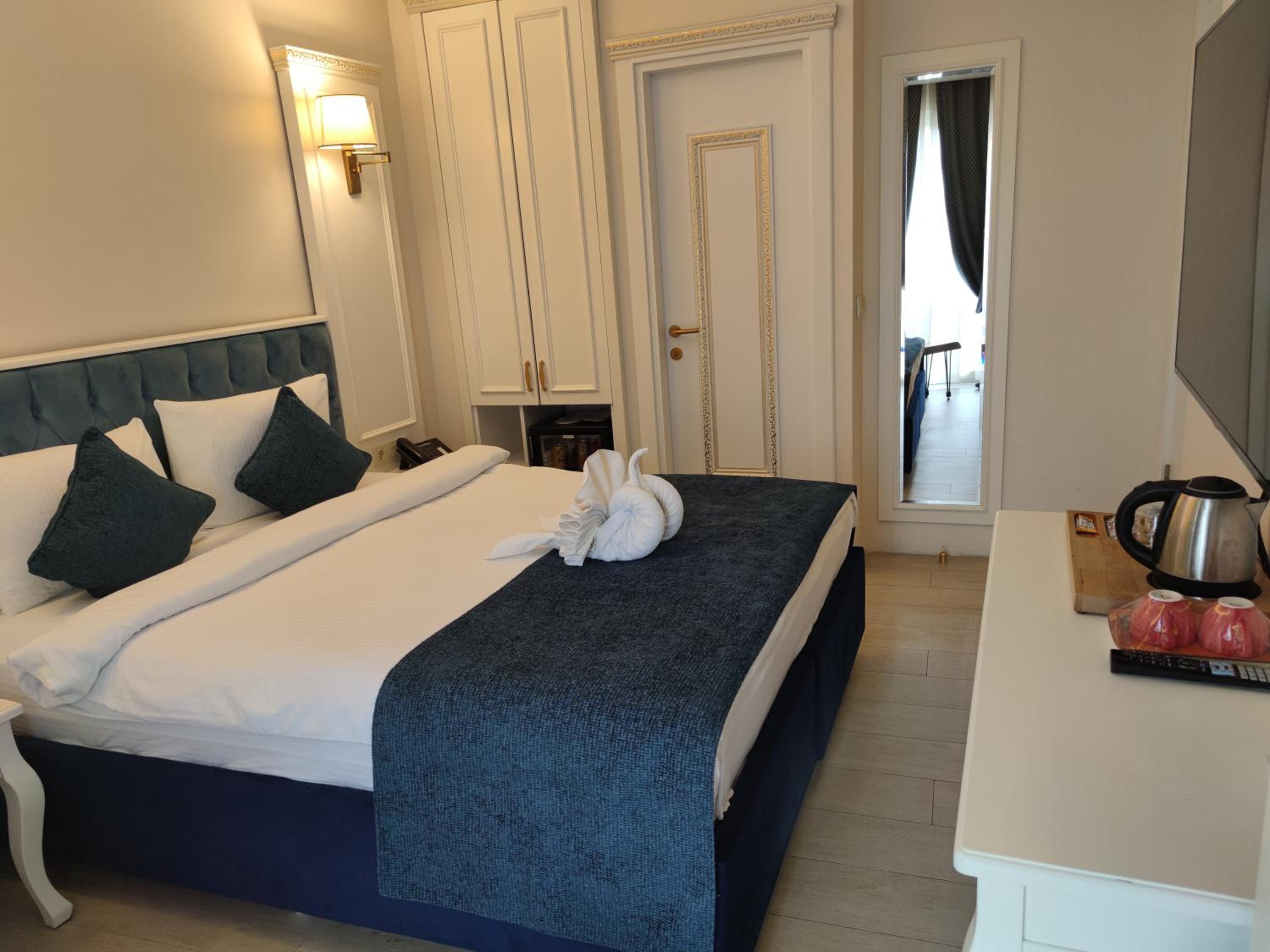 Deluxe Double Room with Side Sea View photo 2