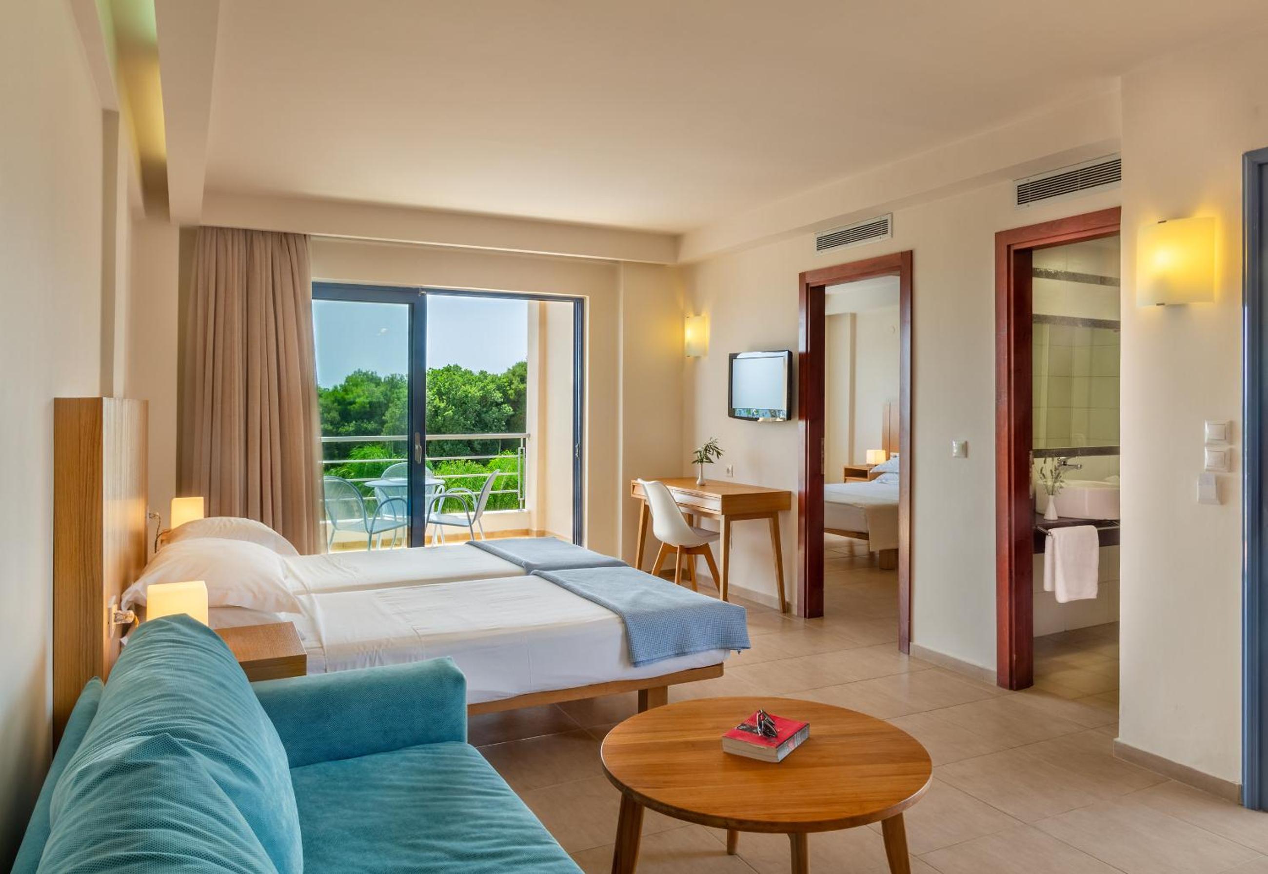 Deluxe Family Room with Sea View - Photo 4