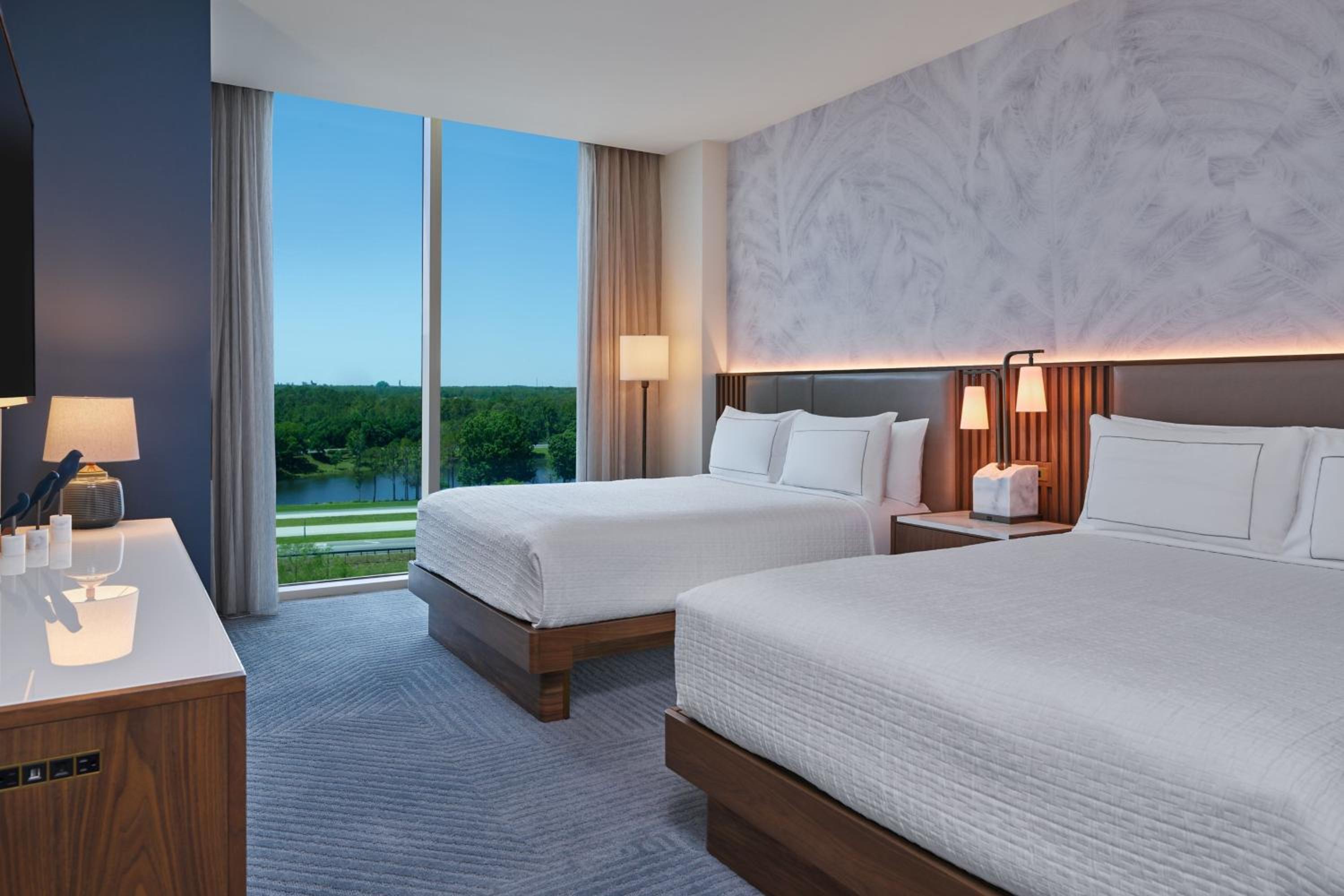 Pool Queen/Queen, Guest room, 2 Queen, Pool view (Includes Early Entry To Disney Theme Parks)