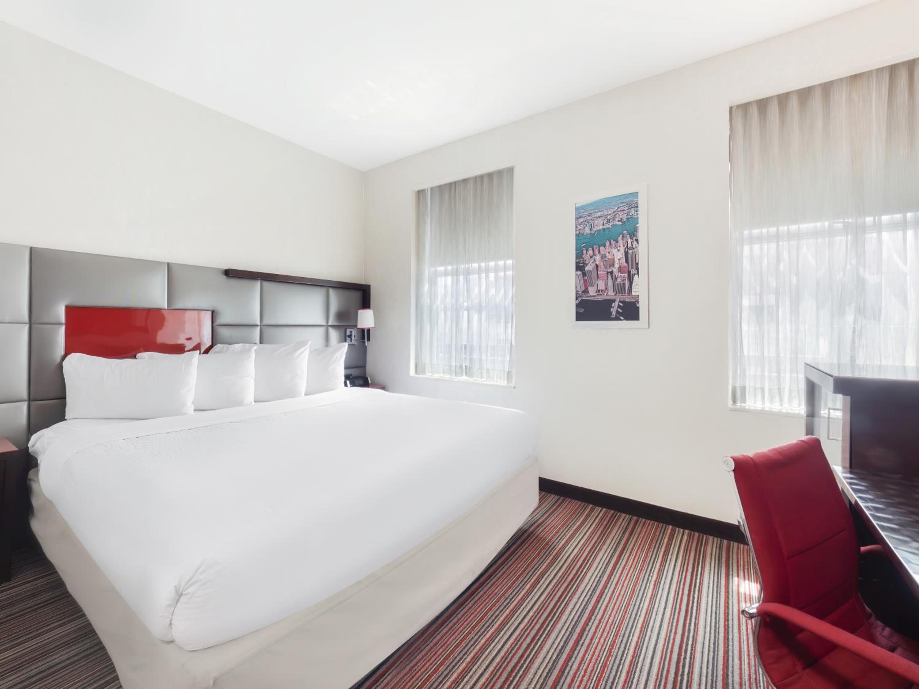 King Deluxe Room With Mobility Access And Roll-Shower, Non-Smoking photo 3