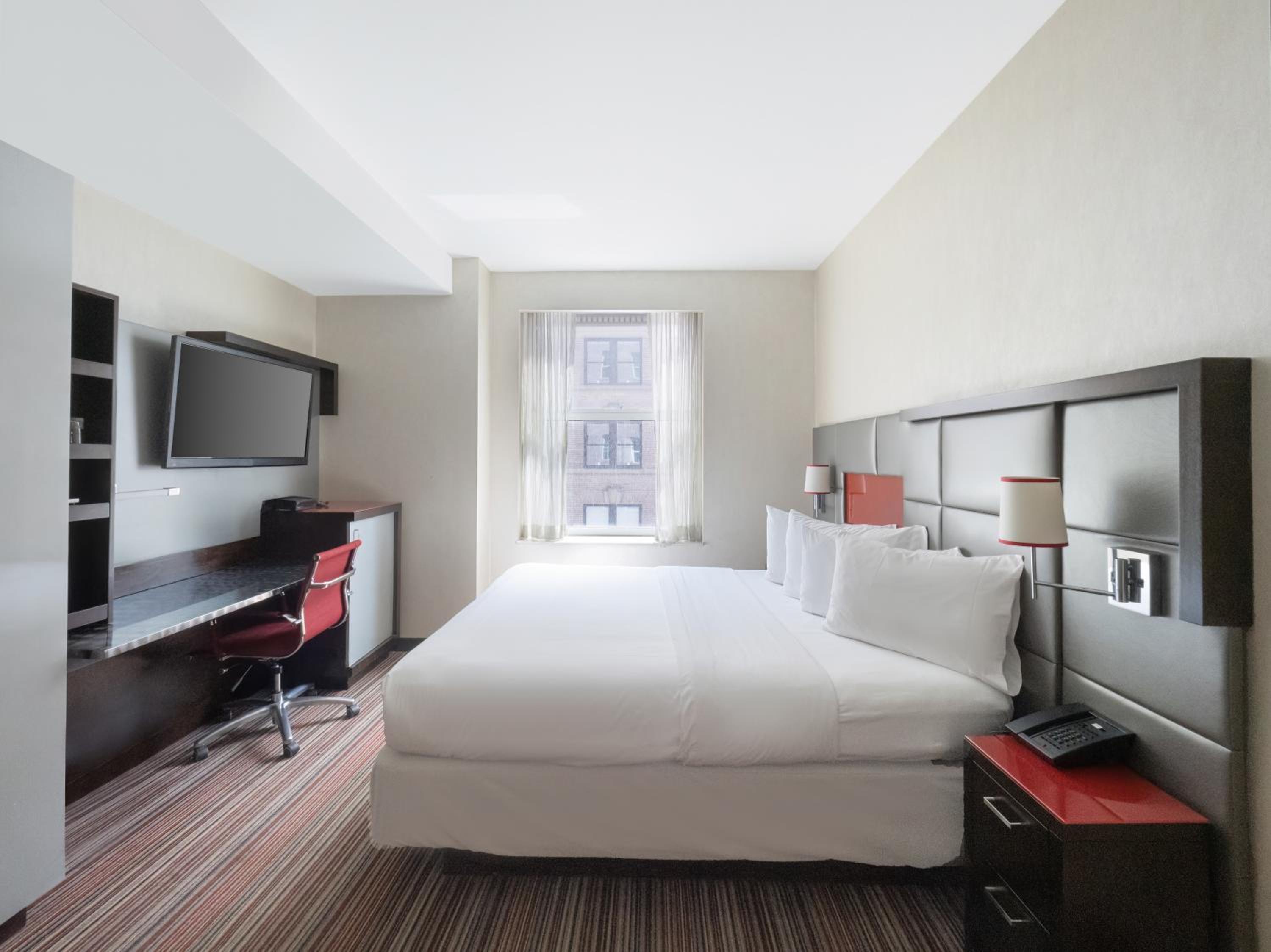 King Deluxe Room With Mobility Access And Roll-Shower, Non-Smoking photo 2