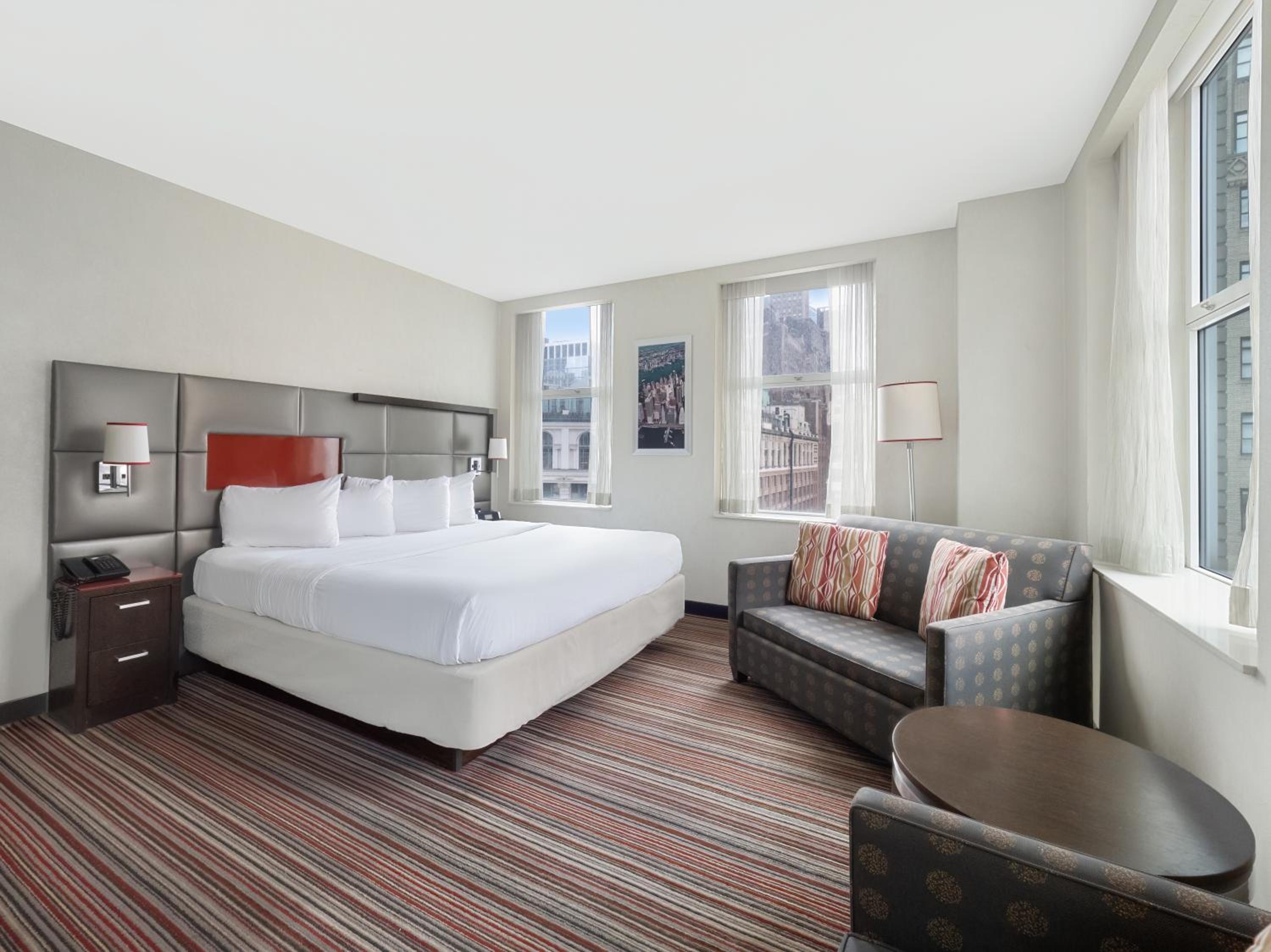 King Deluxe Suite With Parade View - Non-Smoking photo 1