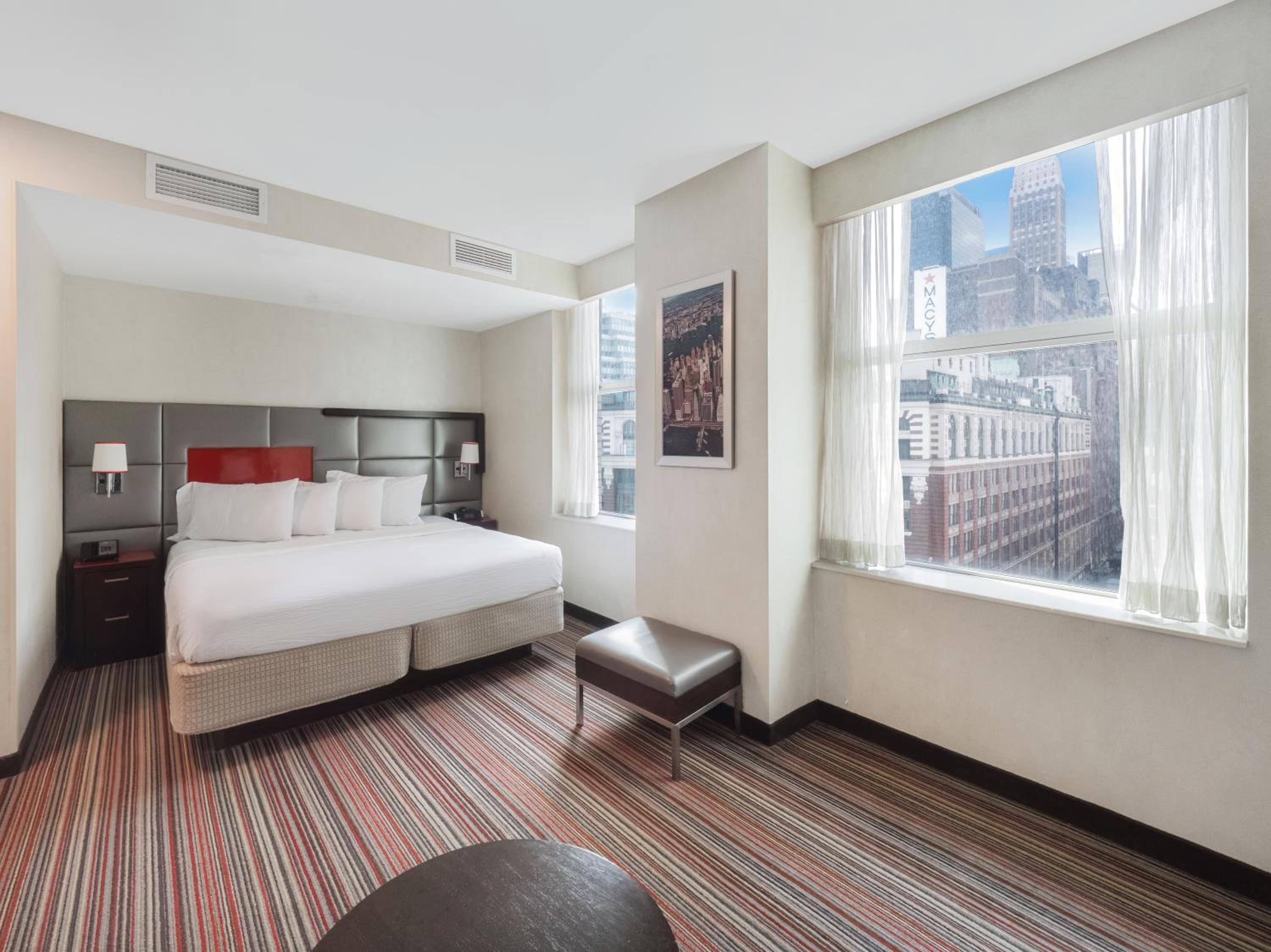 King Deluxe Suite With Parade View - Non-Smoking photo 3